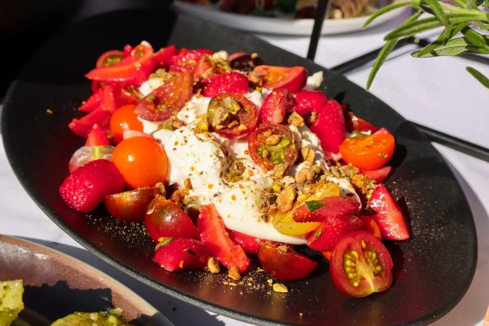 Burrata med tomat og jordbær