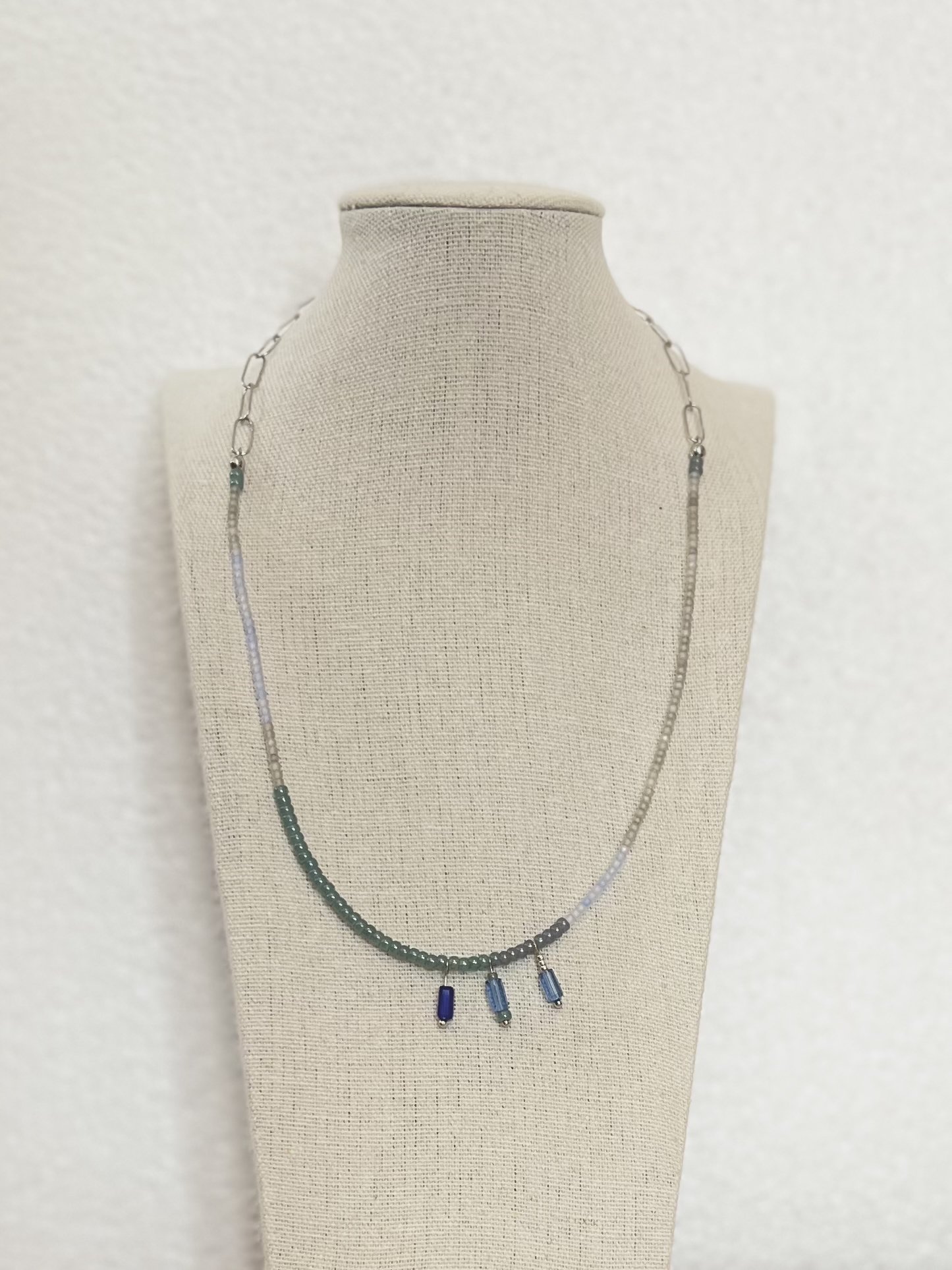 ##Dalmatian, Mystic blue Island necklace
