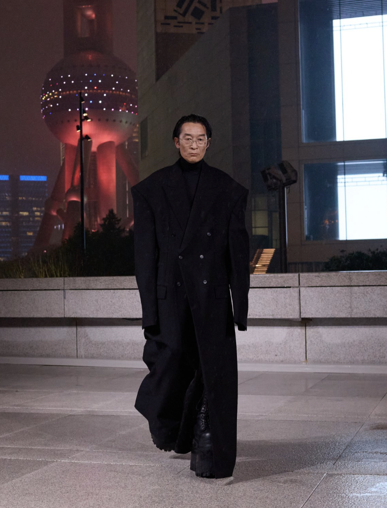 The Matrix Reloaded:How to Master Balenciaga’s ‘Gamer-Nerd’ Cyberpunk Aesthetic for 2026