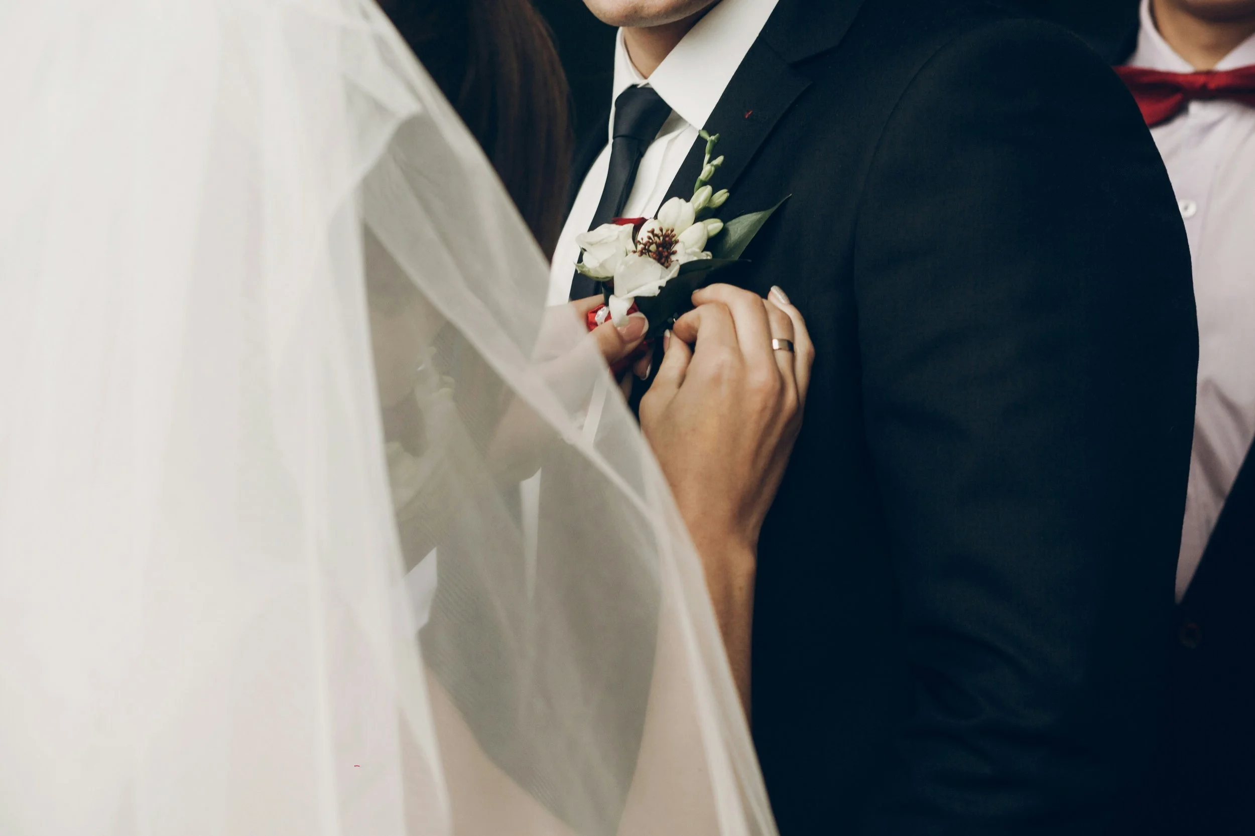 Officiant Insight:: Eye Contact Matters 

When it&rsquo;s time to say your &ldquo;I do&rsquo;s&rdquo; and exchange vows, remember to look at each other&mdash;not at your officiant!

Standing in front of a crowd can bring on the nerves, and I&rsquo;ve