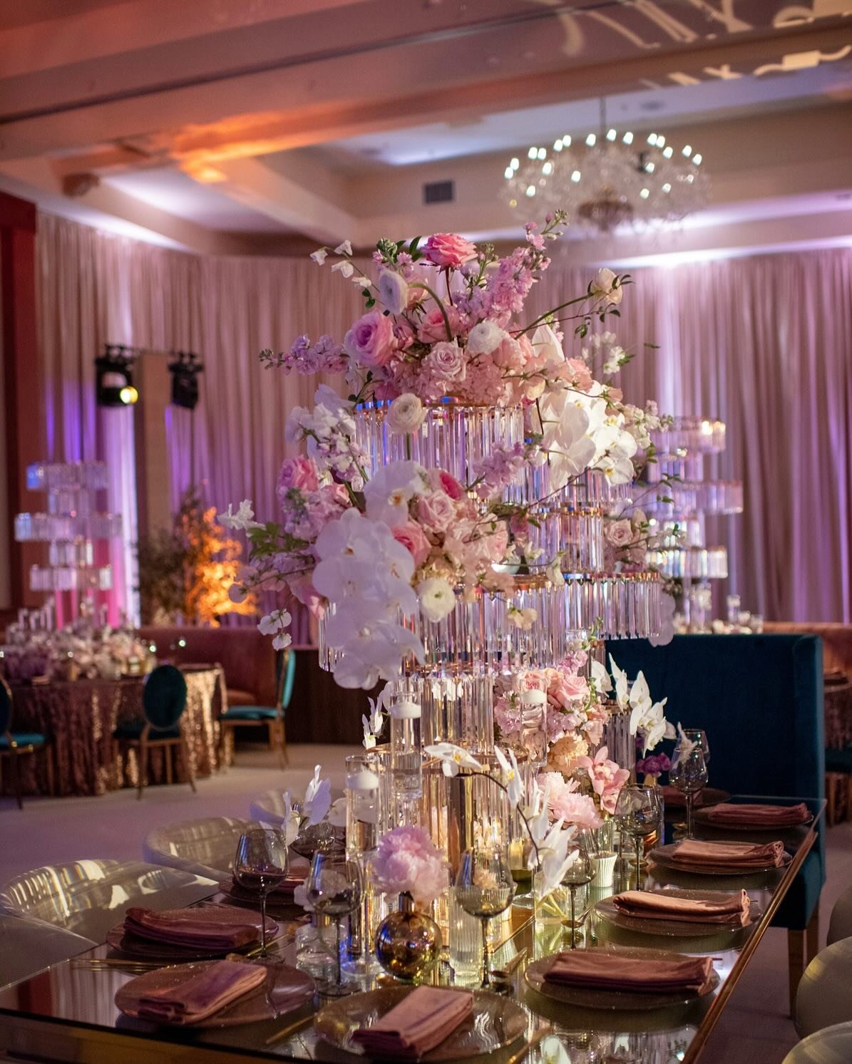 Blush , luxe pink floral table scapes @eventeffects @dominoarts_mitzvahs @dominoarts_weddings @thebocaraton #blushflowers #weddingplannermiami #mitzvahplannermiami