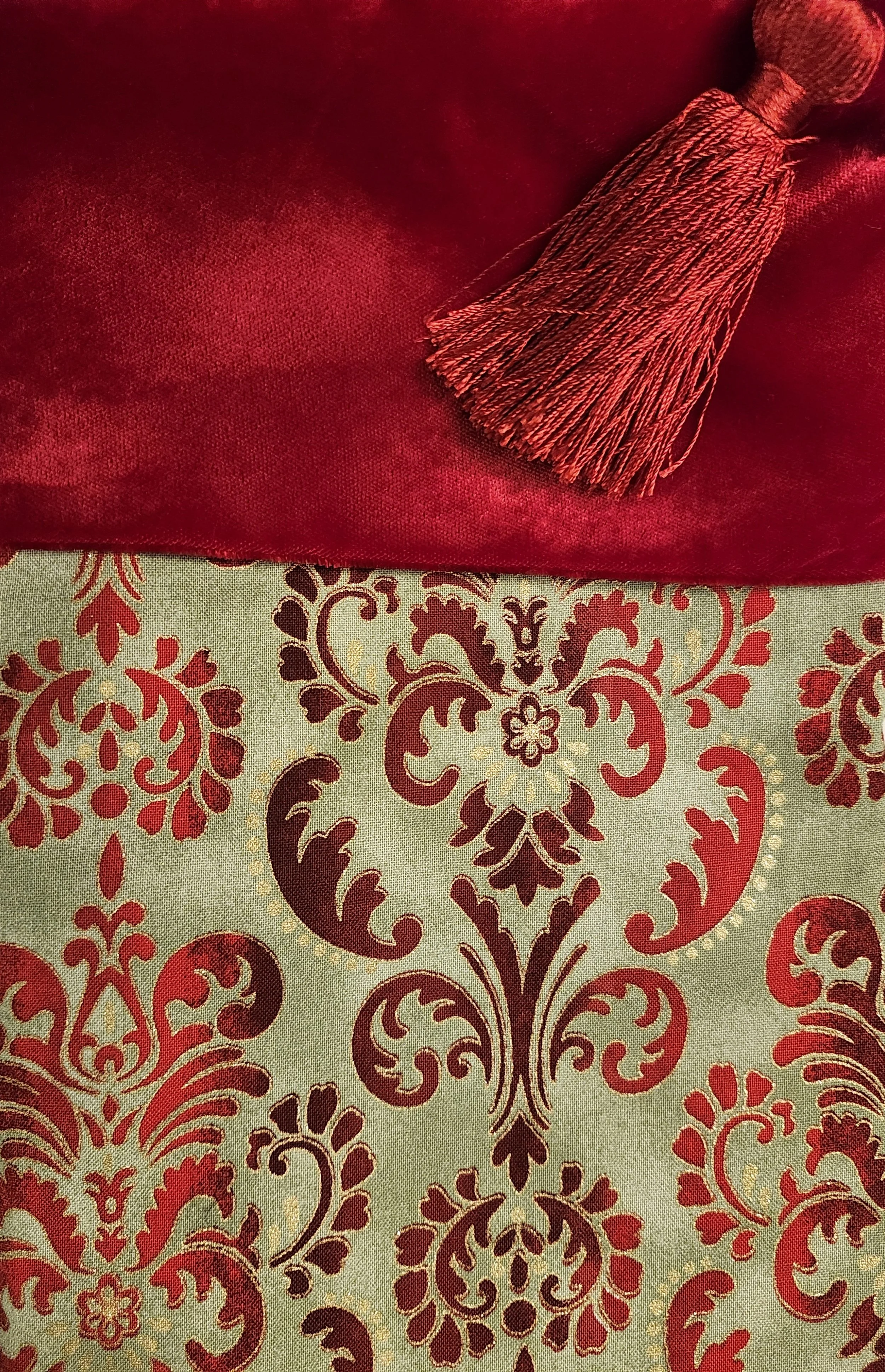 stocking - red&green filigree & tassel closeup.jpg