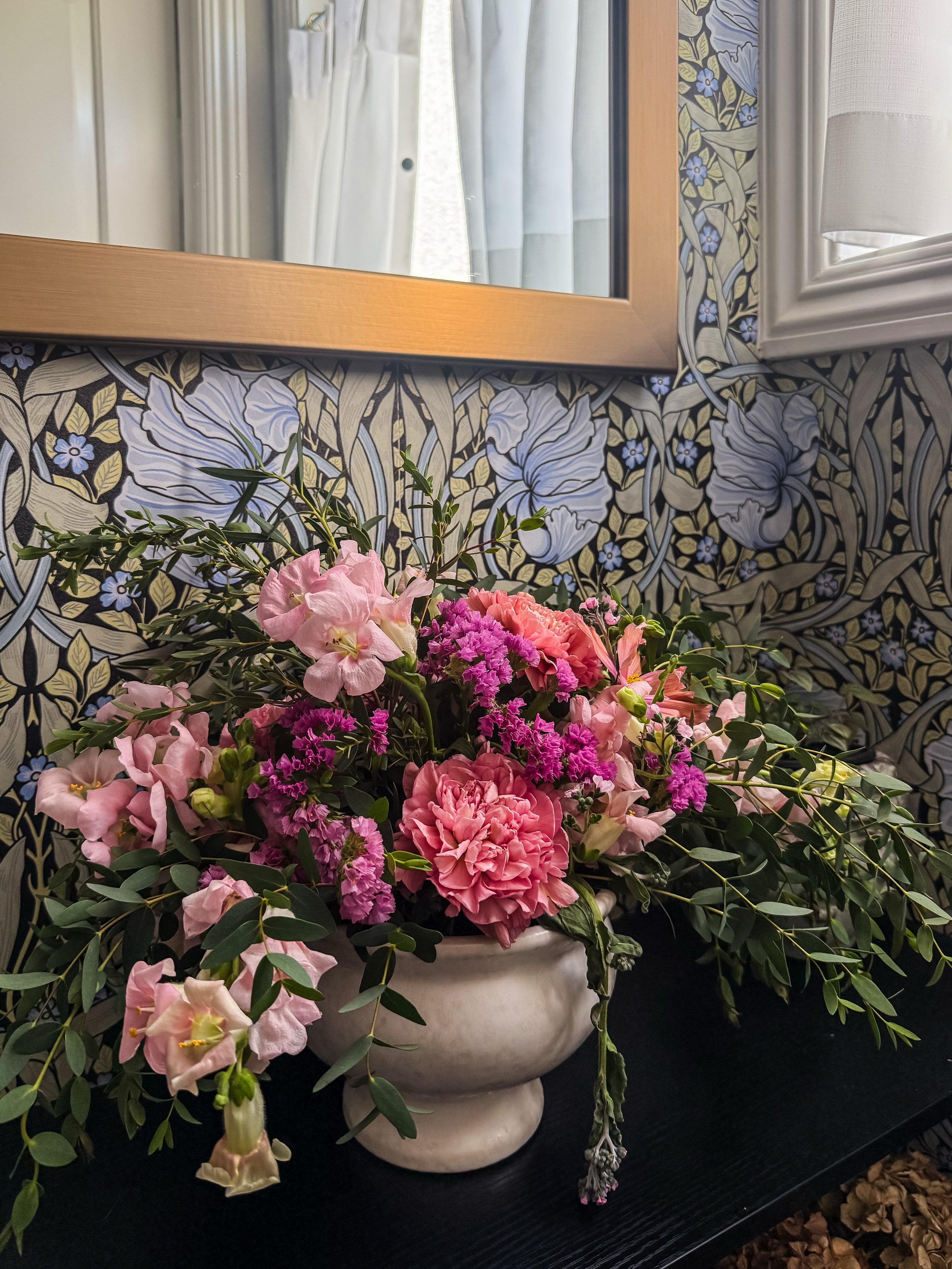 Cozy home decor doesn&rsquo;t always come from a store - sometimes it comes from a thrift run and a Saturday afternoon with new friends and your hands in flowers. 

There&rsquo;s something about arranging blooms with zero agenda that just resets you.