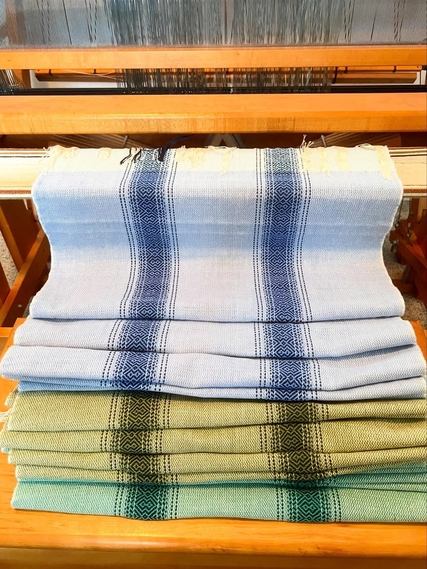 Same pattern, different flavor! I wove these napkins in different colors to make 3 sets of each solid color, but am loving the way the colors look together. Maybe it&rsquo;s better as a multicolor set for the table? 🍽️