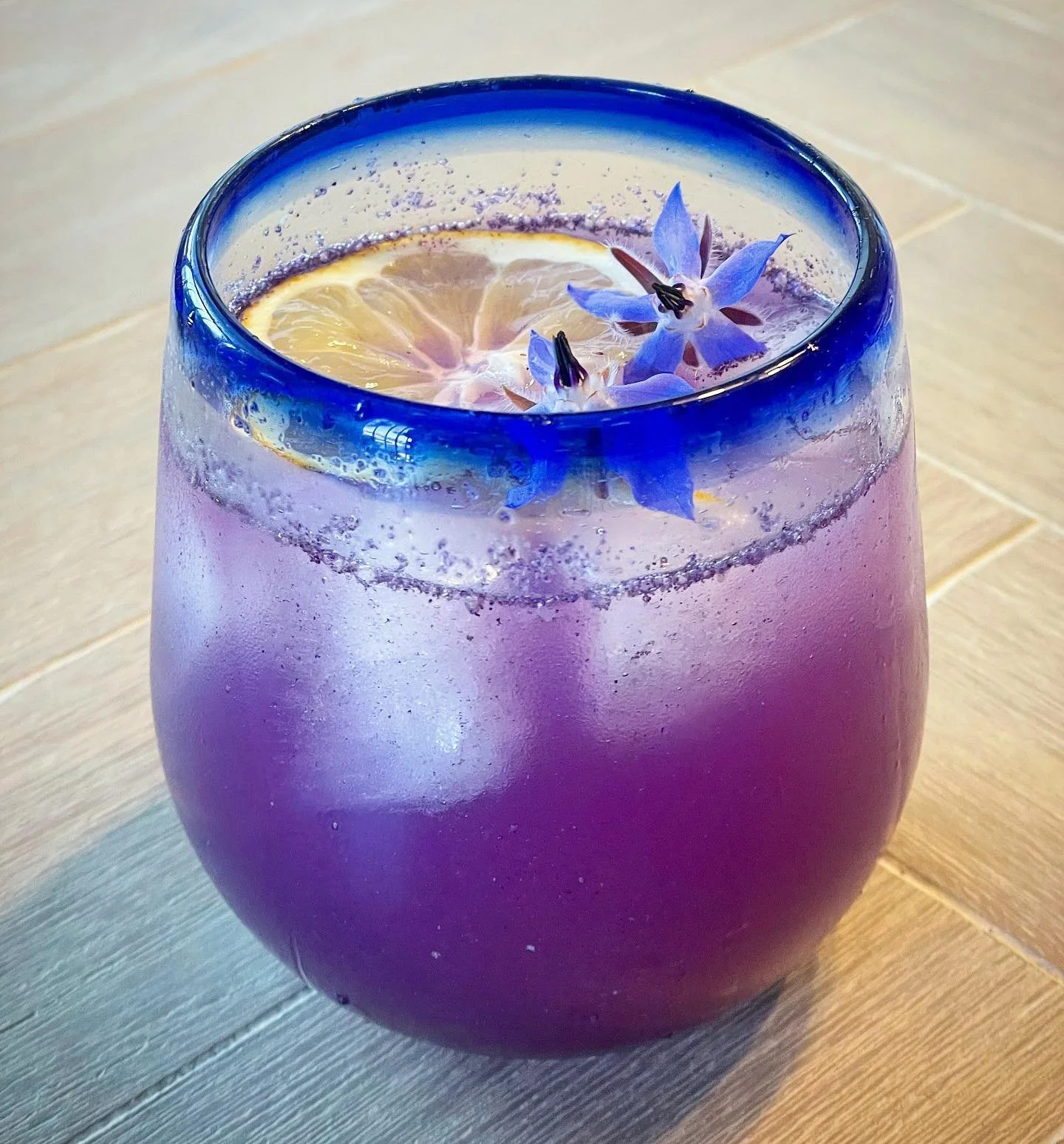 Herbalism is everywhere! Even in your cocktails. Here&rsquo;s a quick and easy recipe I shared my friends this weekend: (fancy cocktails are ALWAYS to be shared with friends) 

🌸 fill glass with ice
🌸 1 shot of vodka (or skip this step for a mockta