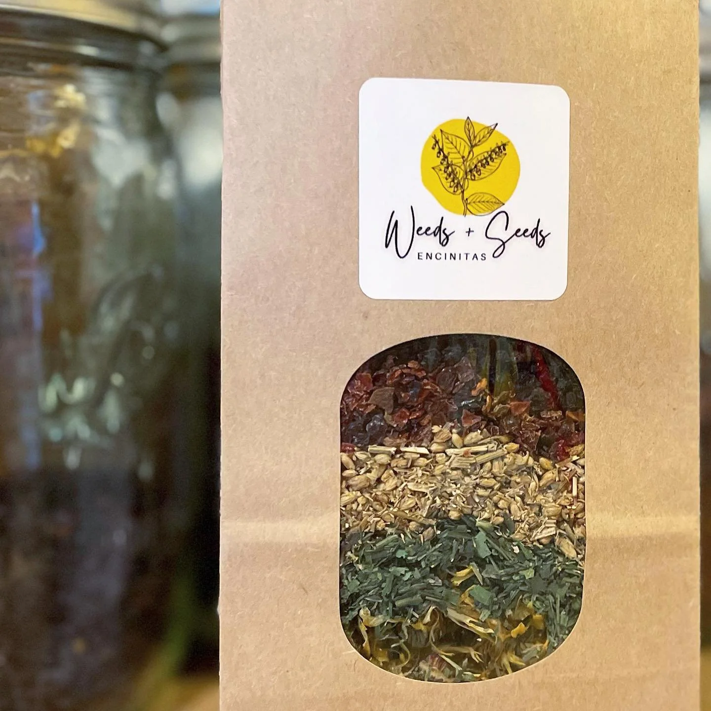 Couple of fruity flavored [but still gut-healing and packed with nutrients] blends going out to two of my favorite dudes. Who says fruity drinks are for girls? Ingredients: Marshmallow, Plantain, Yarrow, Calendula, Hibiscus, Rosehips, Elderberry. 🍹?