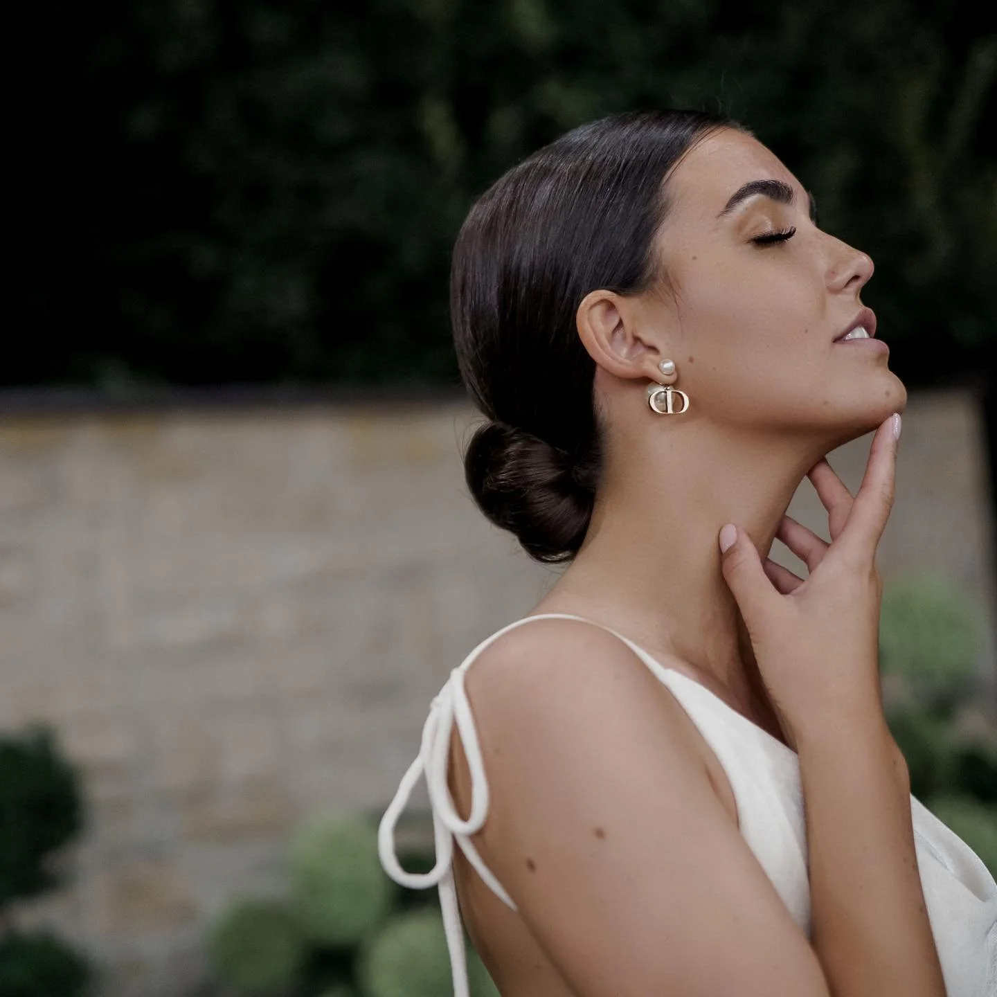 Real bride Sabrina 

Eine elegante Braut mit einem sleeken Bun im Nacken. Modern aber auch zeitlos. ⏰

📷 @vivienne_kahl_photography 

#sleekbun #modernbride #bridalglam #glam #glamourousbride #bride2022 
#vougebride #vougewedding #weddinginspiration