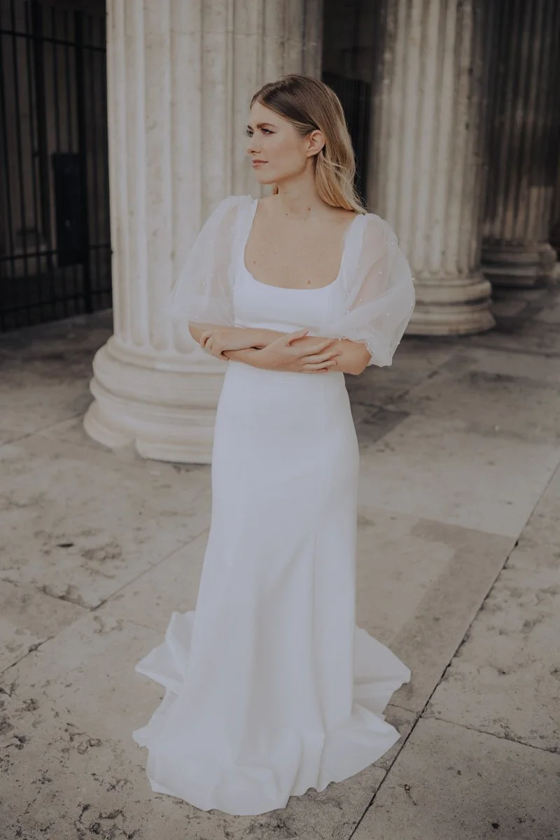 white-dress-kiligdress-bride-Annika-Dürrmeier-königsplatz-münchen-glow-glam-wedding.jpg