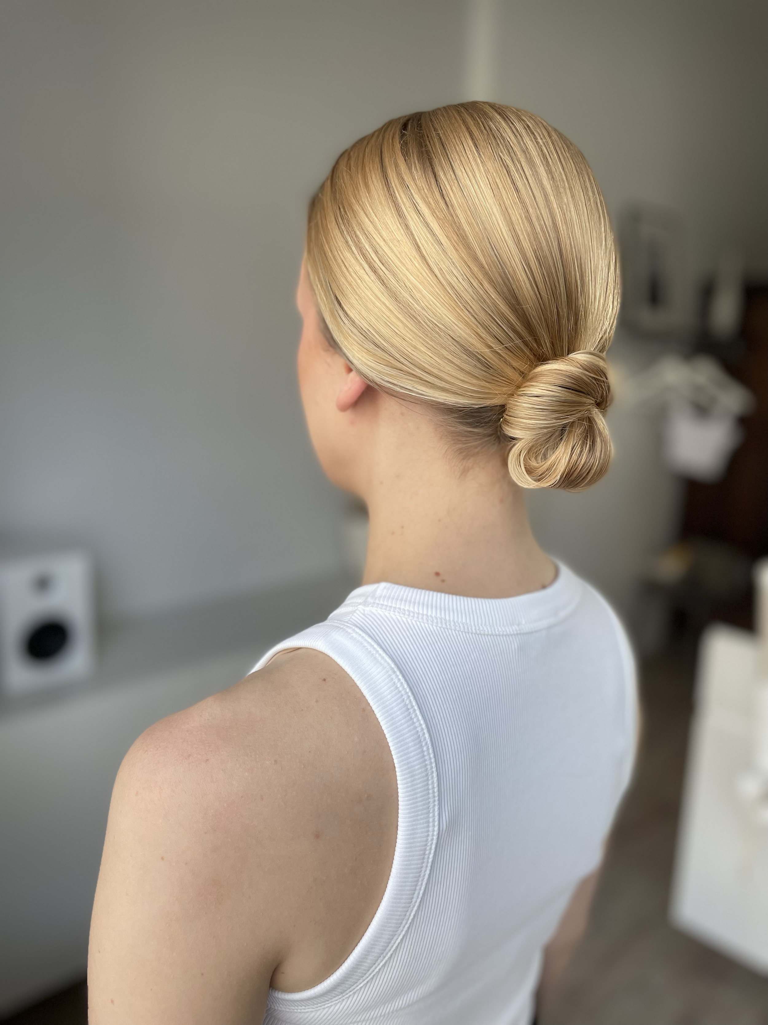 studio-content-hair-styling-muenchen-sendlinger-tor-mordern-bride-chic-low-bun-elegant.jpg