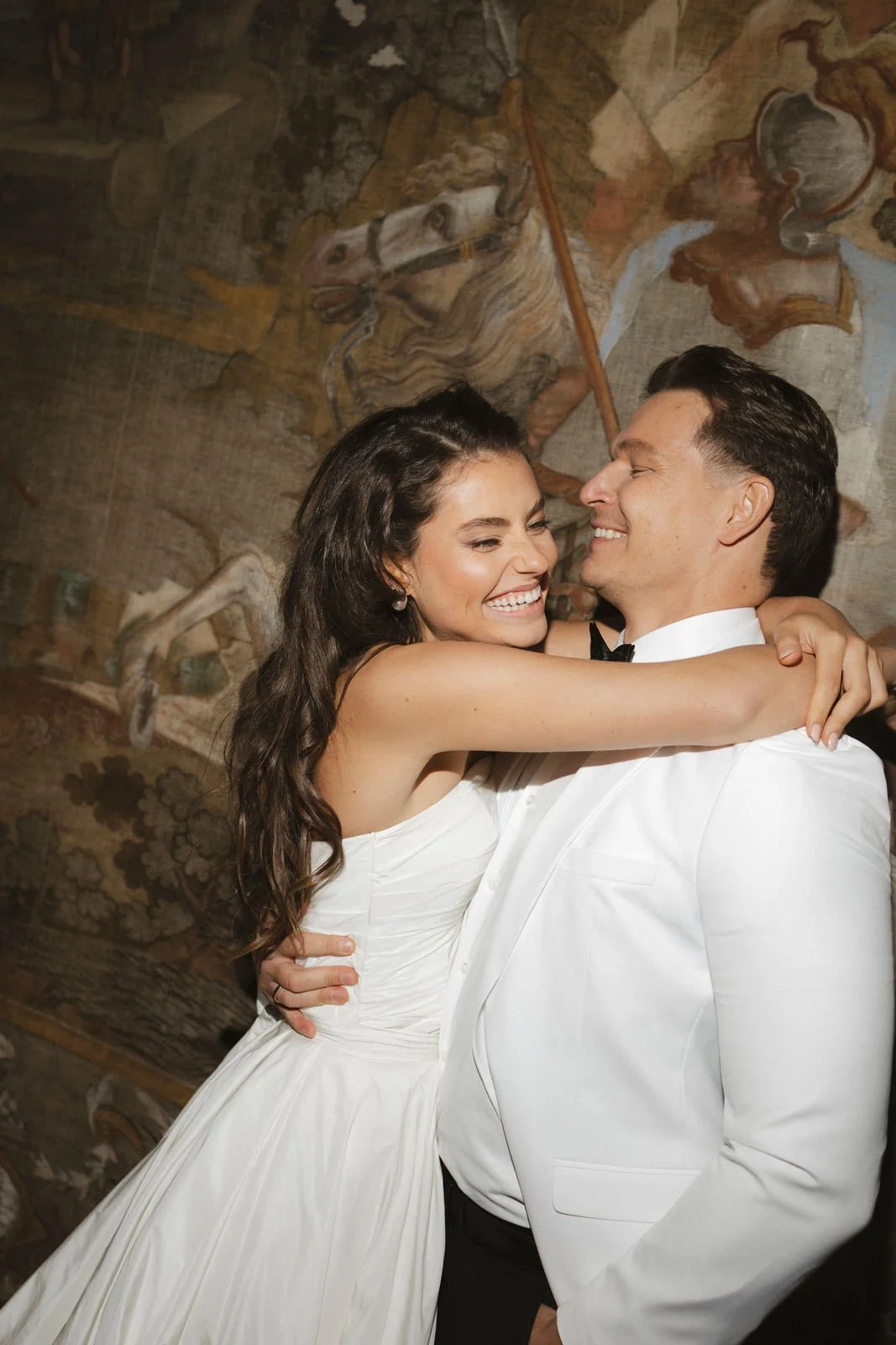 hochzeits-shooting-schloss-burgpreppach-jennifer-fretz-couple-happy.jpg