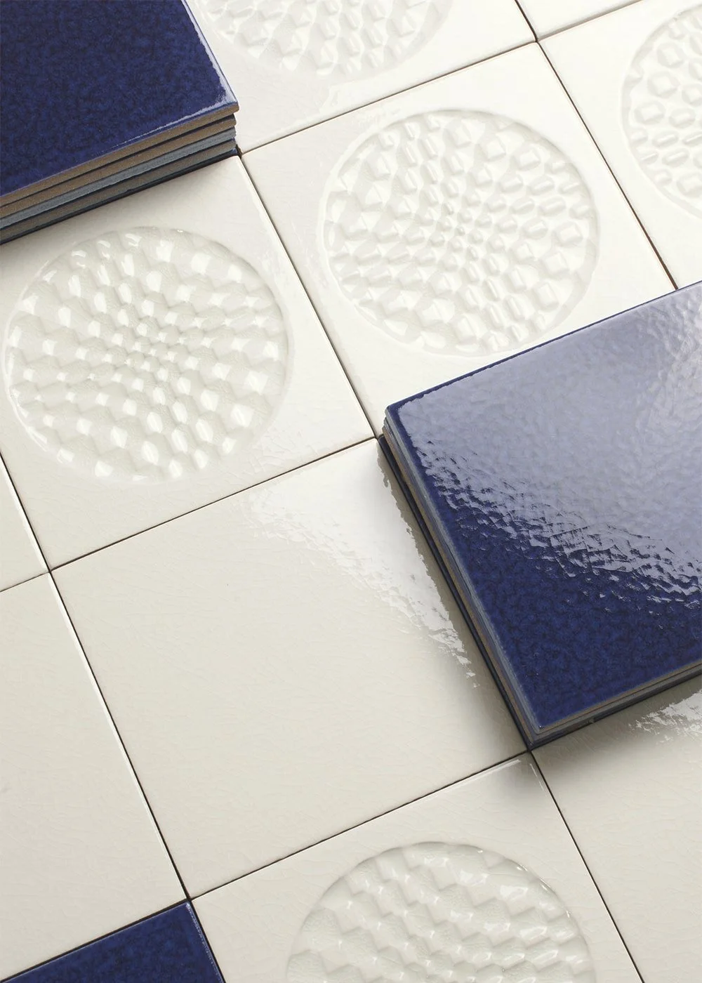 Soft white and navy patterned wall tiles from Ispirare’s Città di Faenza series.