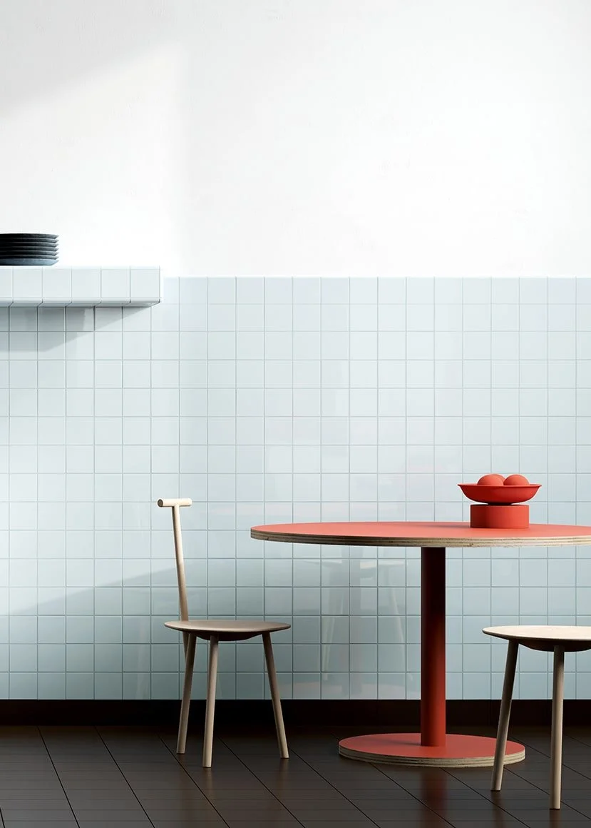 Coffee bar backsplash in Ghiacchio Bluavio from the System tile series – frost-resistant porcelain.gner cafe installation.