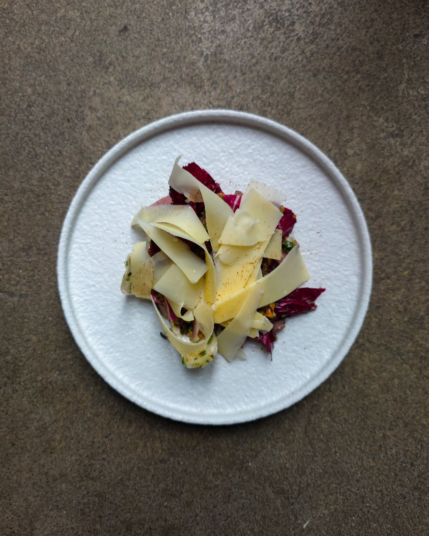 Har invadert Italia med sankemangfold og stj&aring;let vitello tonnato! Her f&aring;r du istedet en vitello fungato med kj&oslash;tt trukket i soppkraft med soppmayo, steinsopp og sitronkrydder, syltet traktkantarell, bittersalat og vesterhavsost 🫡?