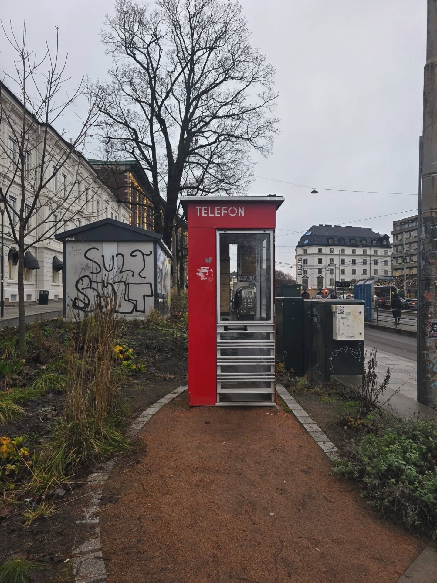 N&aring; er det snart jul og i den rette &aring;nd vil jeg gi noen julegaver til dere 🫶

Sankeboka V&aring;r har jo kommet i ny utgave, og jeg noen rester av den gamle, s&aring;:

I denne fantastiske bok/telefonkiosken p&aring; Solli har jeg nettopp