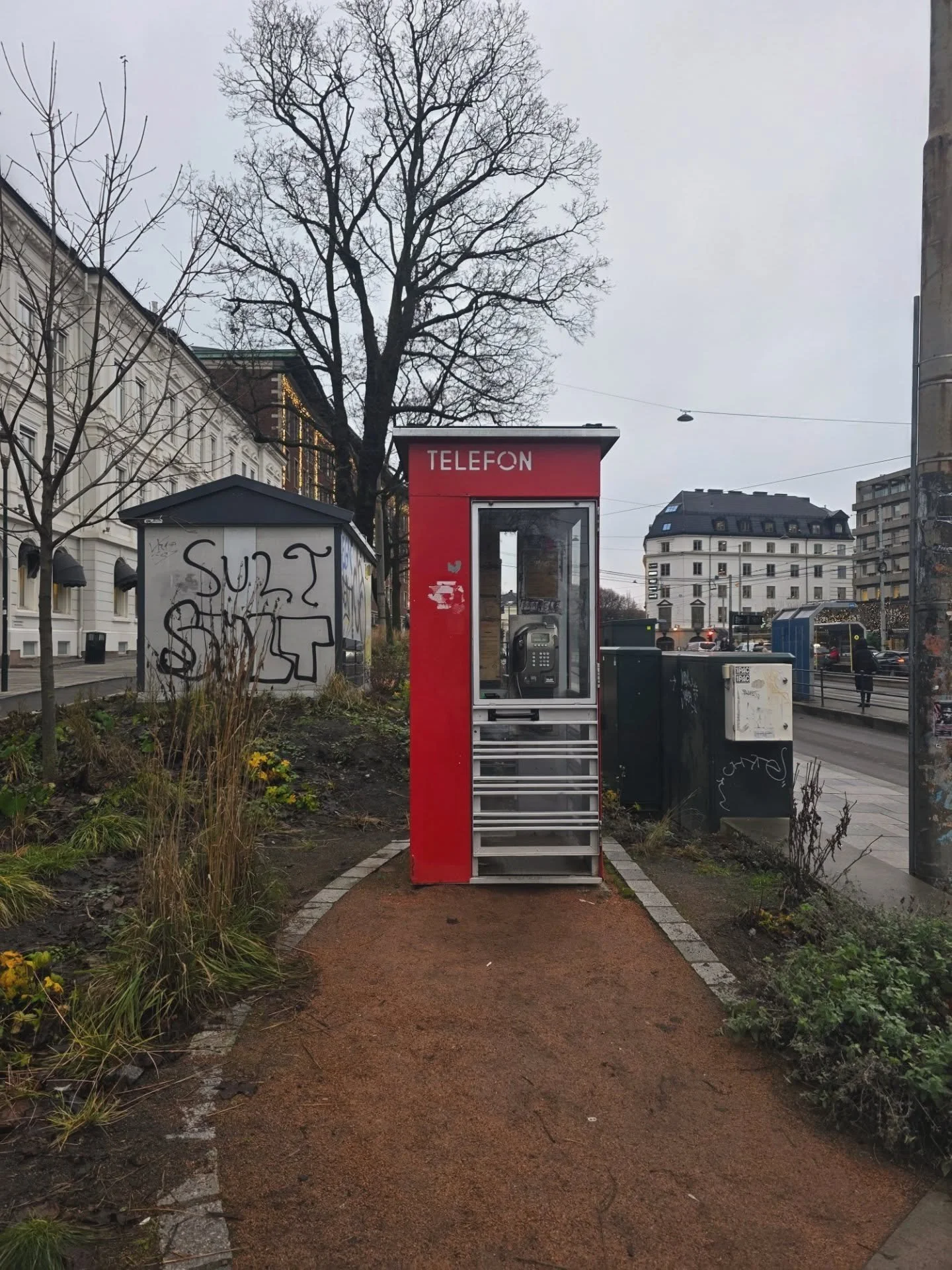 N&aring; er det snart jul og i den rette &aring;nd vil jeg gi noen julegaver til dere 🫶

Sankeboka V&aring;r har jo kommet i ny utgave, og jeg noen rester av den gamle, s&aring;:

I denne fantastiske bok/telefonkiosken p&aring; Solli har jeg nettopp