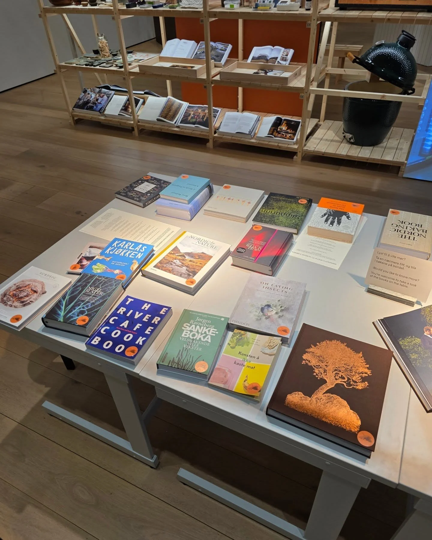 I dag har jeg hatt et av mine beste &oslash;yeblikk i karrieren min, kanskje i livet faktisk.

@falkow og jeg har v&aelig;rt p&aring; &aring;pningen av @nasjonalmuseet sin nye utstilling om nordisk mat, og p&aring; bordet, i nasjonalmusset, kan du fi