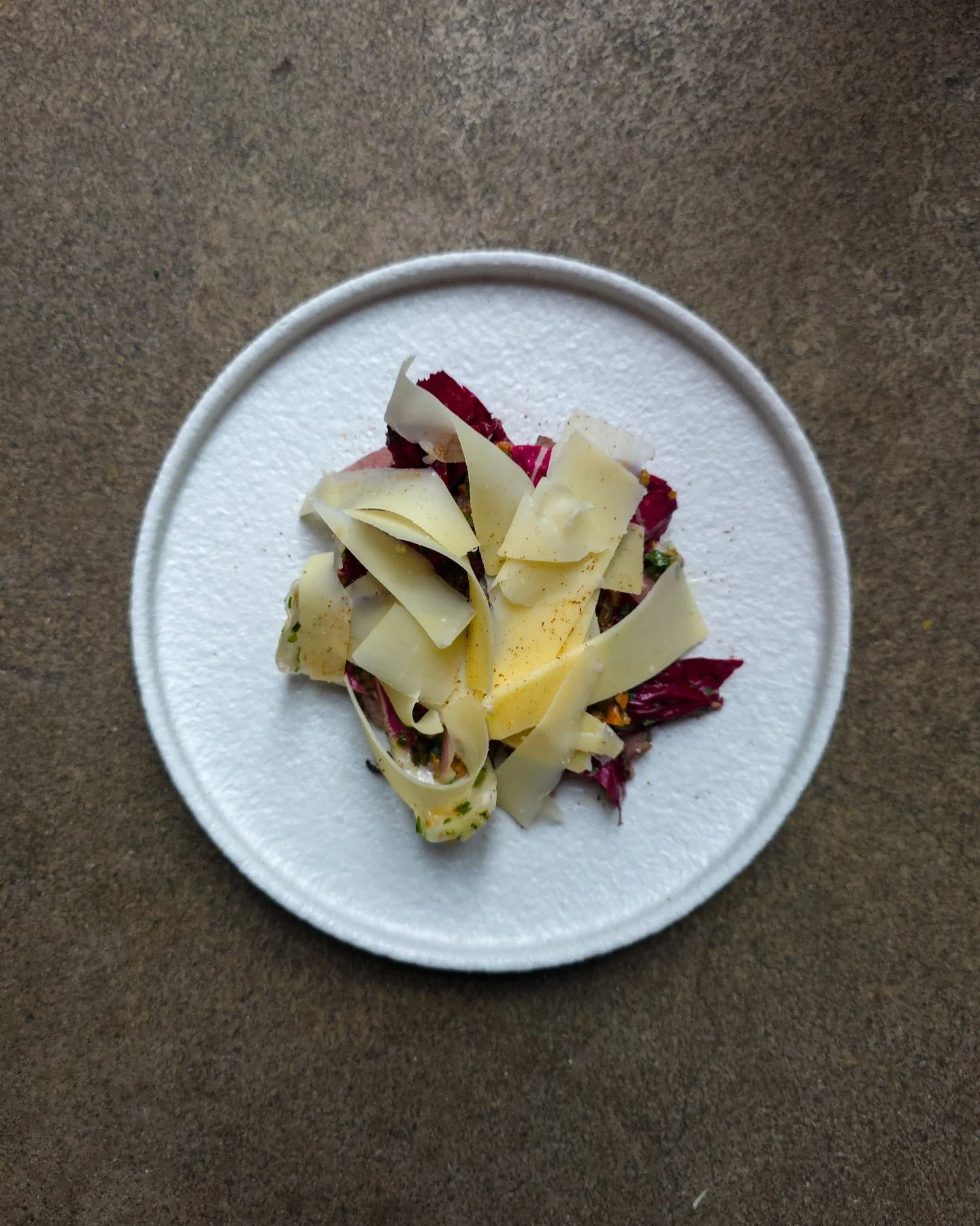 Har invadert Italia med sankemangfold og stj&aring;let vitello tonnato! Her f&aring;r du istedet en vitello fungato med kj&oslash;tt trukket i soppkraft med soppmayo, steinsopp og sitronkrydder, syltet traktkantarell, bittersalat og vesterhavsost 🫡?