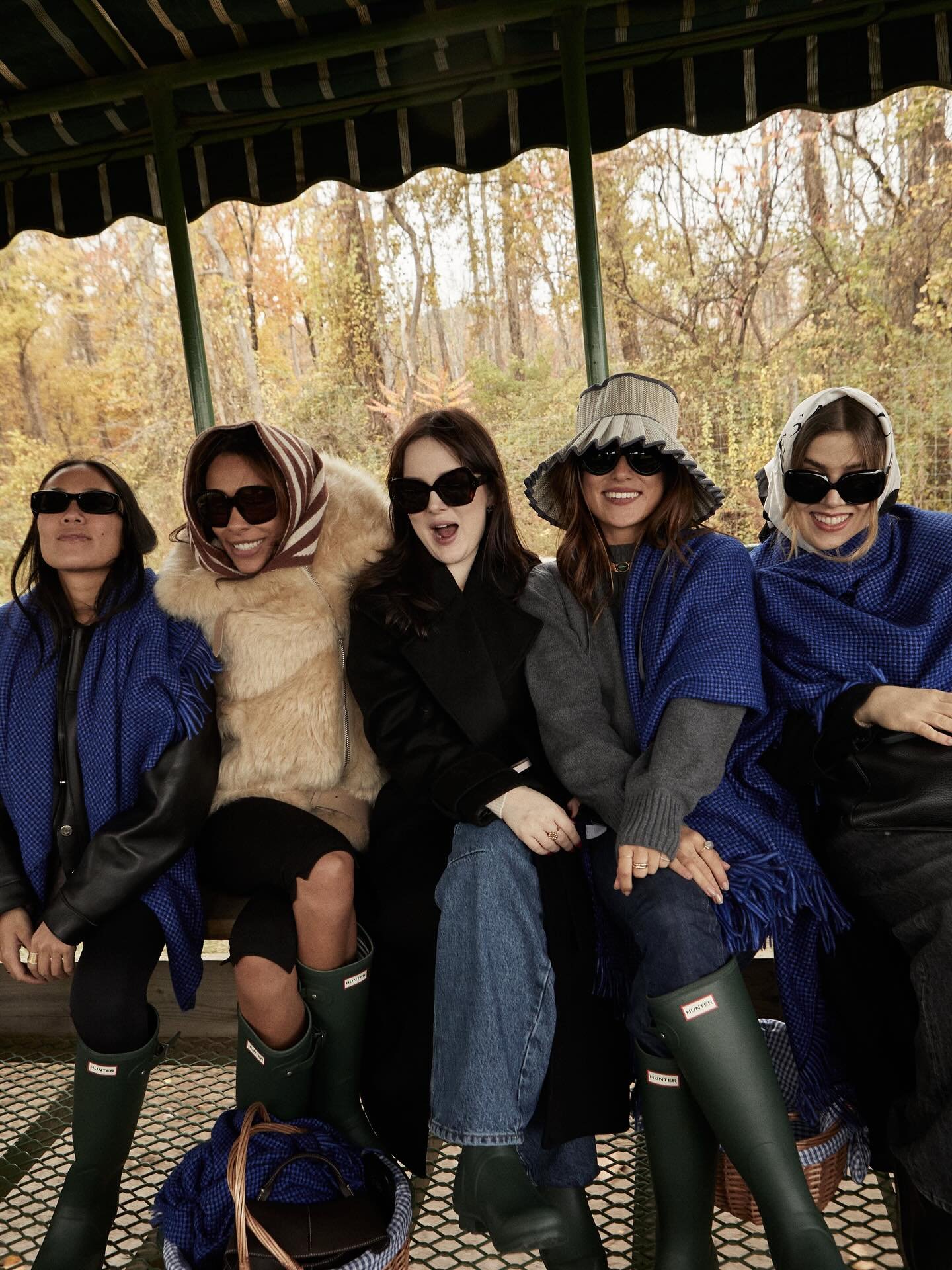 Part 2: @aligne overnight brand trip in upstate ny at @thesixbells - 2 x key photography moments apple picking and sit down dinner. 

Photography: @sammclare 

#brandtrip #brandcontent #socialmedia #socialmediaproduction #production #reckon #reckonag