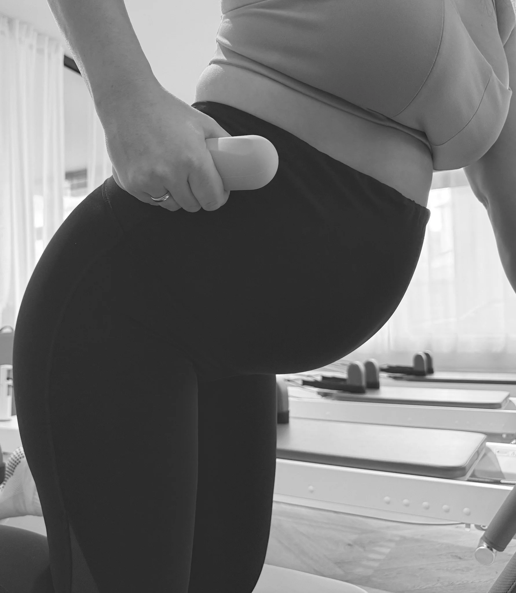 Schwangere Frau beim Pränatalen Reformer Pilates