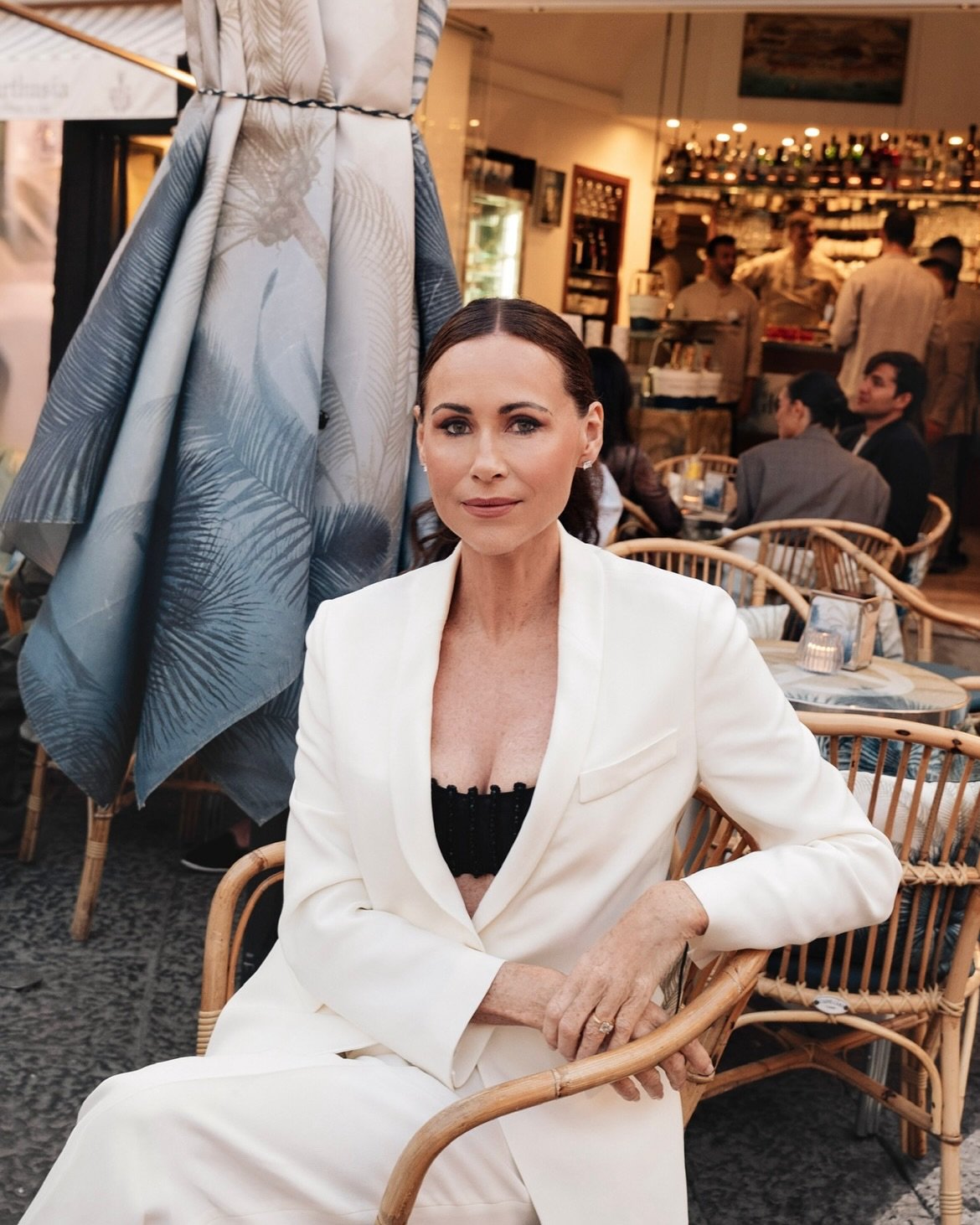 🤍🖤🤍 Day two with Minnie 🤍🖤🤍 
Loved this white suit and black sparkly bra 🙌🏽 
@driverminnie  @giorgioarmani in Capri 🫶🏻
&bull;
&bull;
&bull;
#armanibeauty #giorgioarmani #giorgioarmanimare #minniedriver #twgartists #charlottehayward