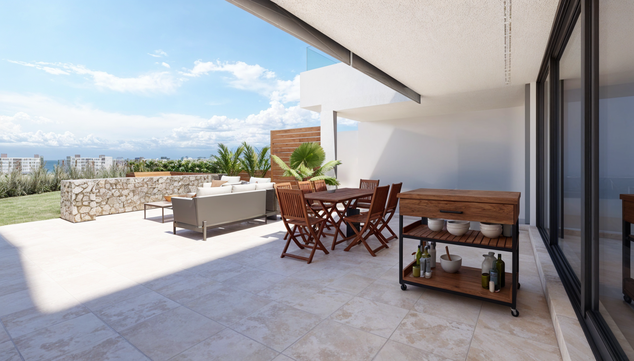 Terraza exterior con muebles de madera, sillones y mesa, plantas verdes y vista al cielo y edificios.