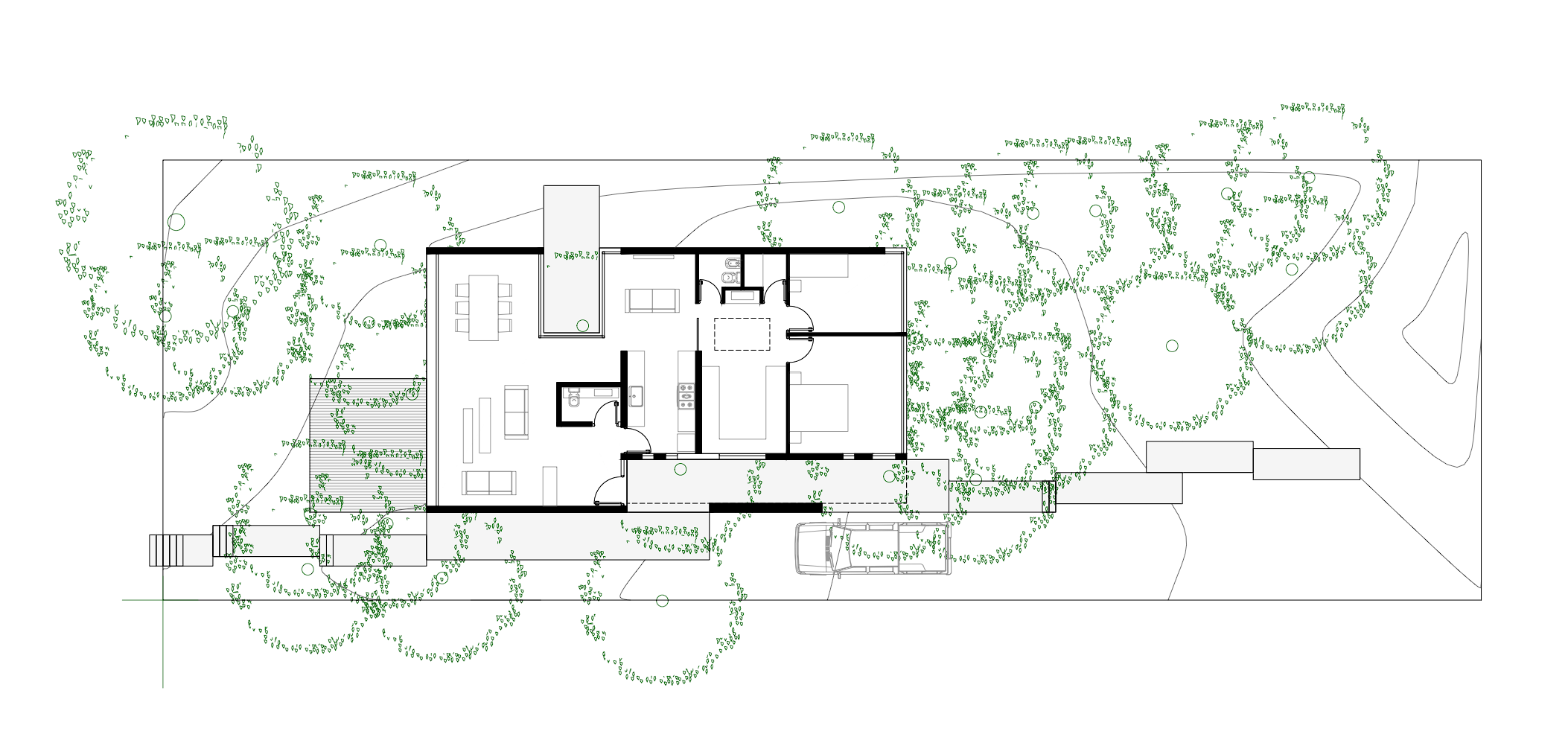 Plano arquitectónico de una casa con áreas verdes y árboles alrededor, incluyendo estacionamiento y entrada principal.