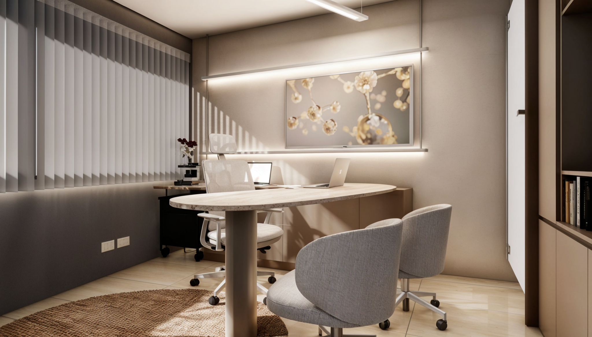 Oficina moderna con un escritorio ovalado, dos sillas de oficina gris y una silla con respaldo ajustable, estanterías con libros y una ventana con persianas verticales, decorada con una pintura de ramas con flores.