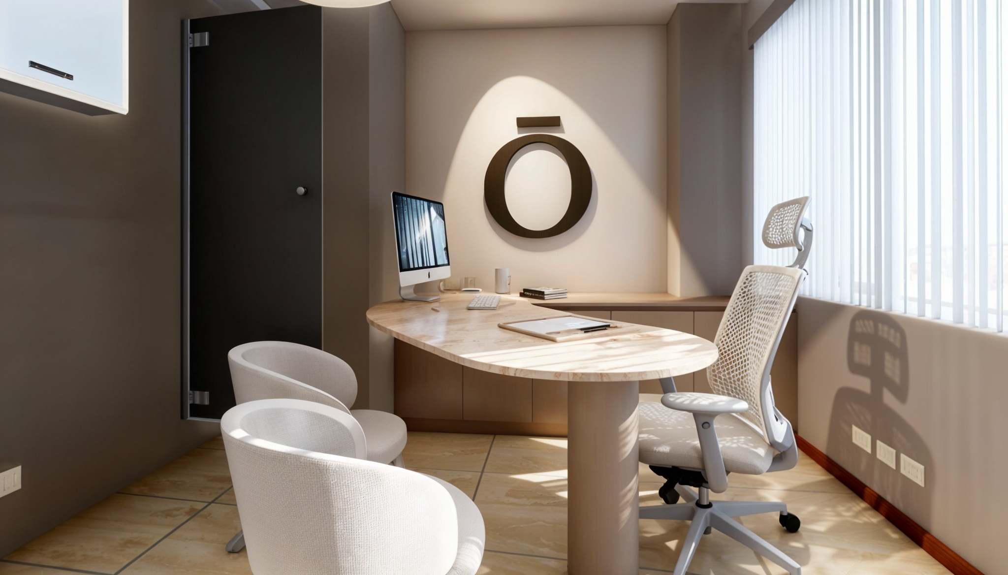 Oficina moderna con silla ergonómica, computadora, y ventana con persianas verticales