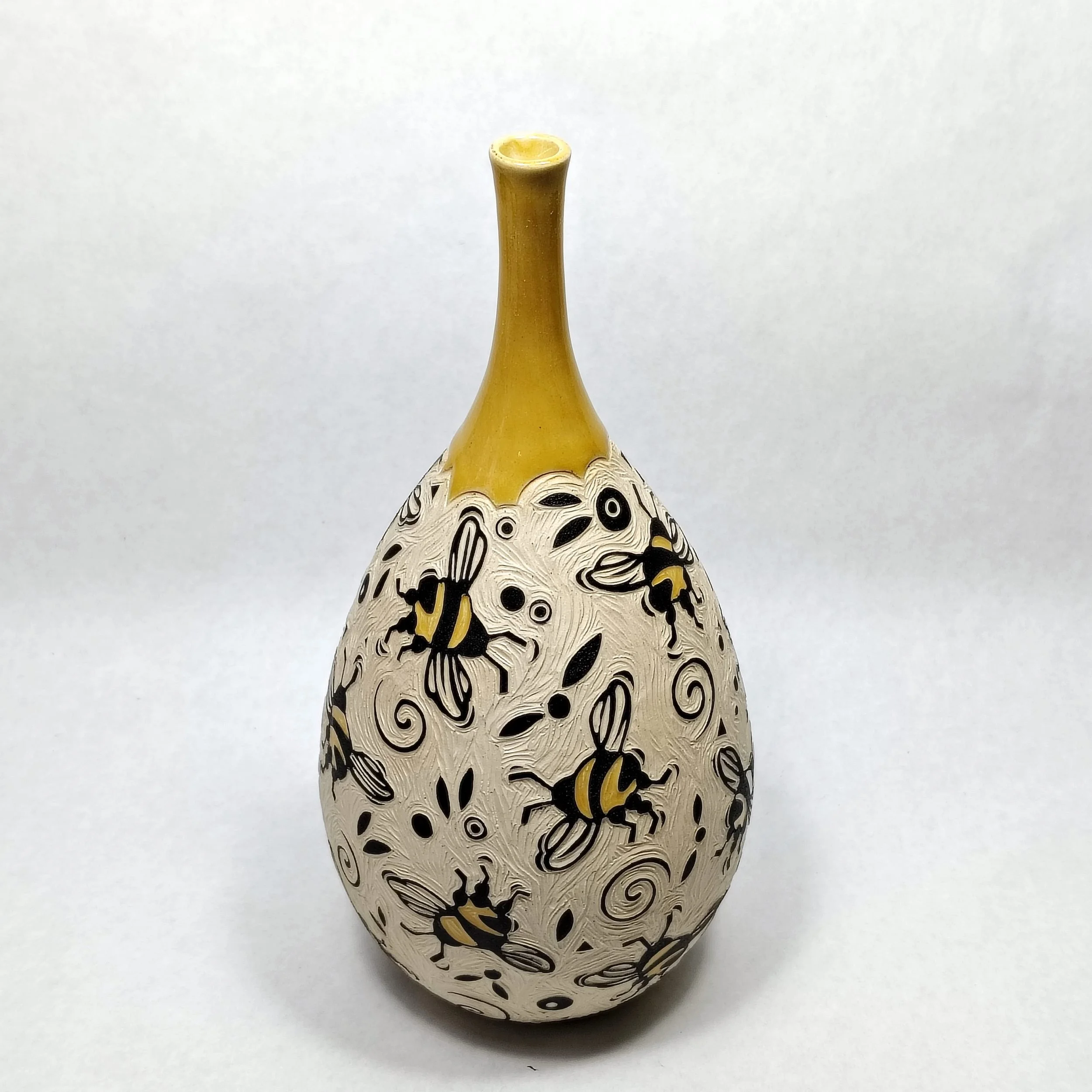 BE15-0048_VaseTumblingBumbleBeesTallThinNeckYellow_12_v1.jpg