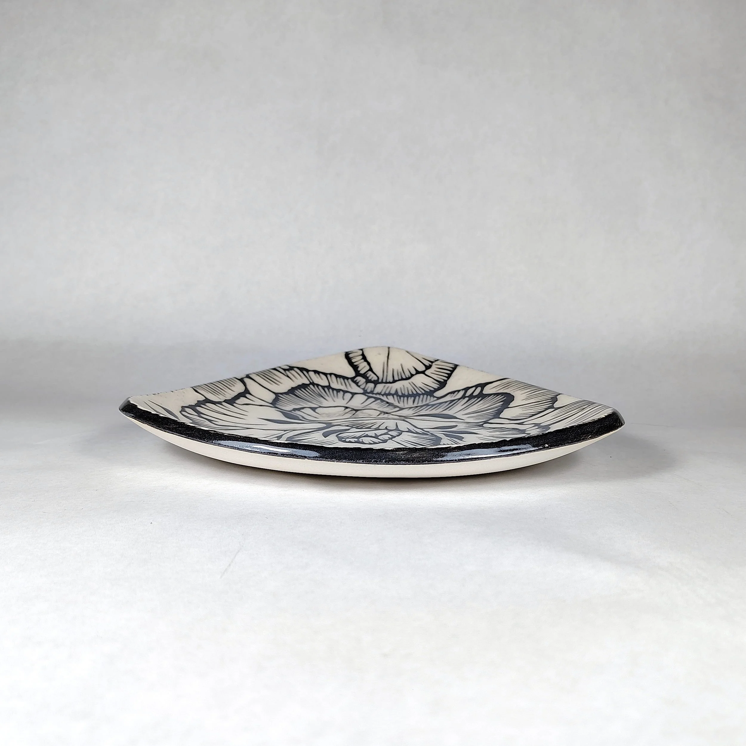 BE10-0023_PlateRanunculusTricorner3_9_v1.jpg