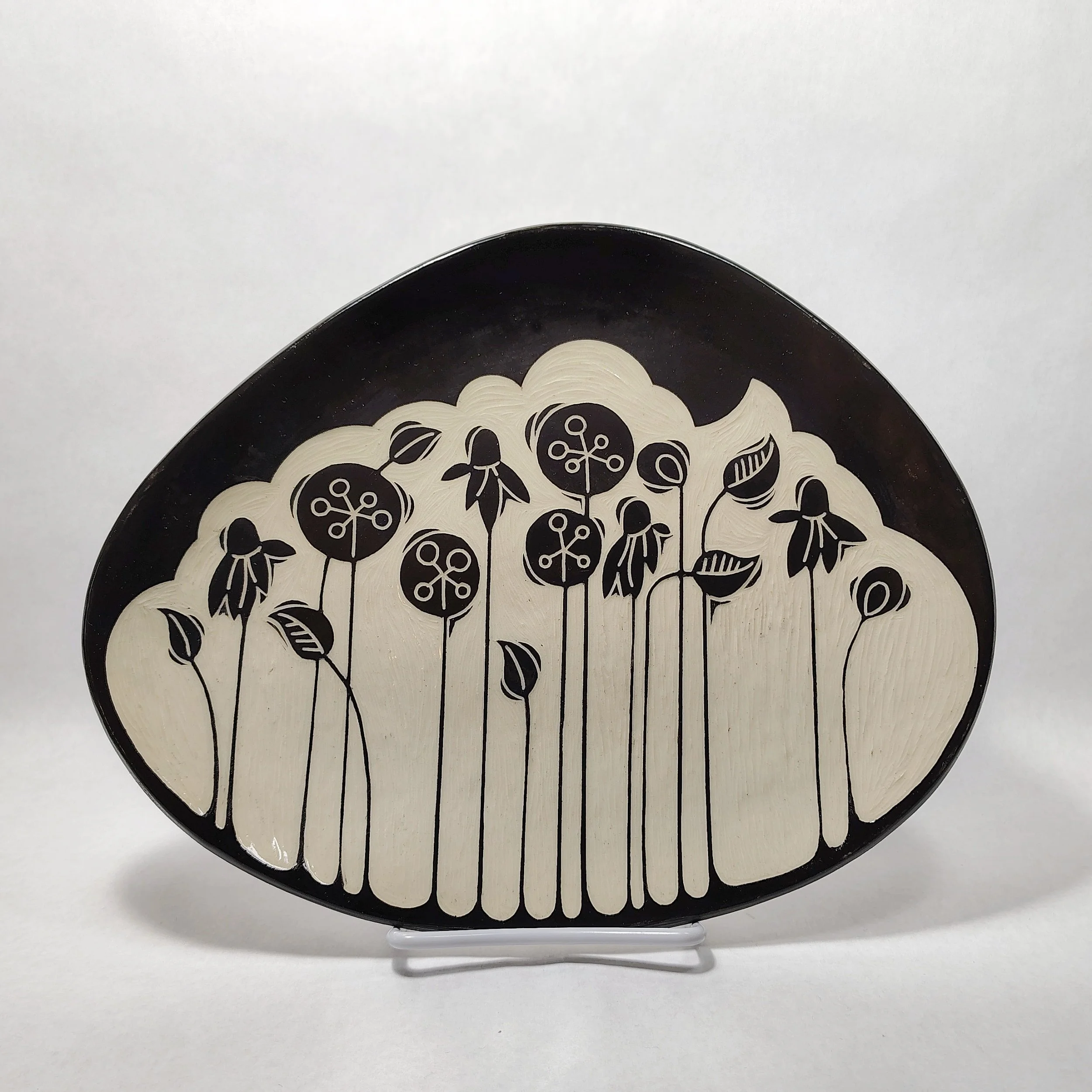 BE11-0019_PlatterLollipopFlowersBlack_3_v1.jpg