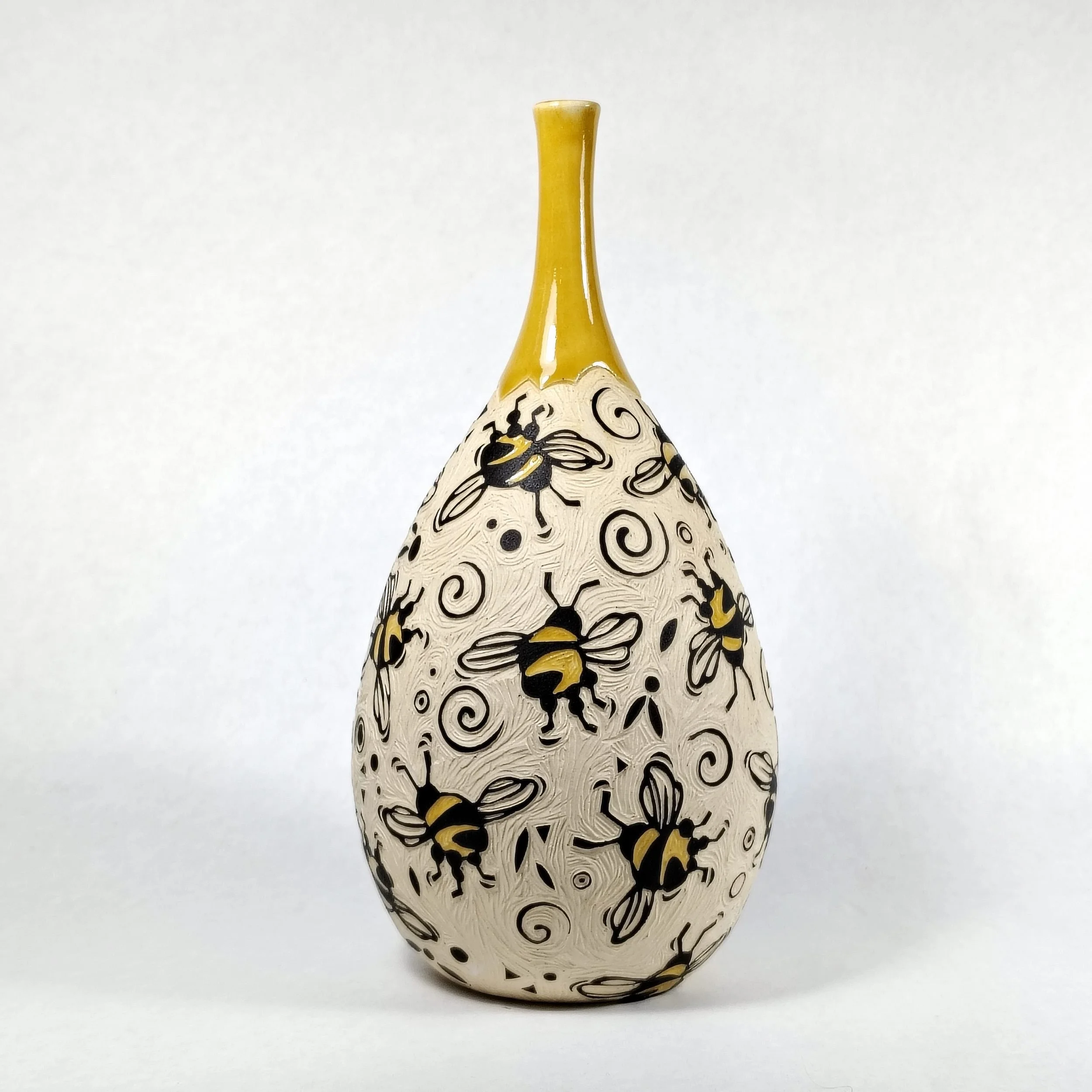 BE15-0048_VaseTumblingBumbleBeesTallThinNeckYellow_5_v1.jpg