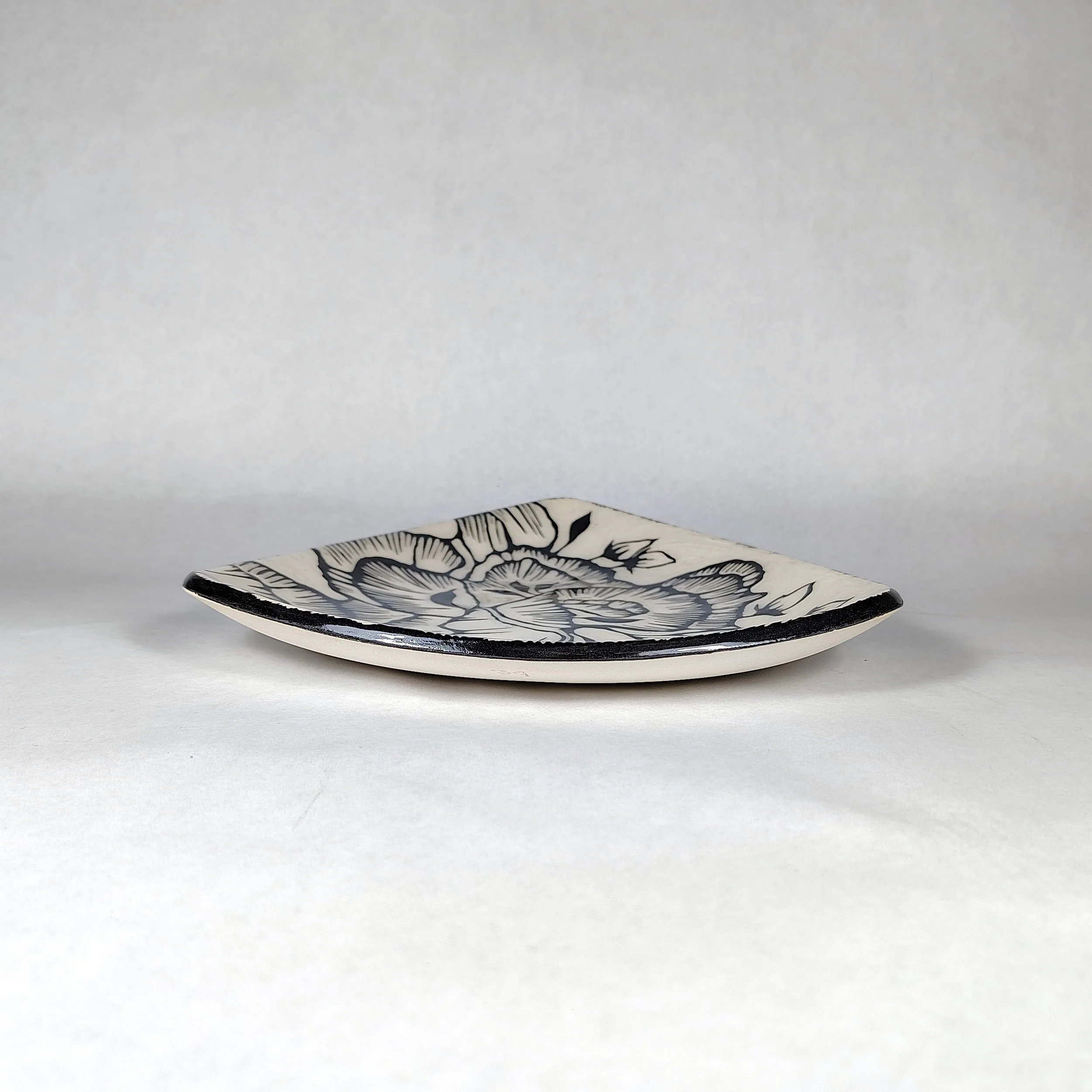 BE10-0023_PlateRanunculusTricorner3_11_v1.jpg