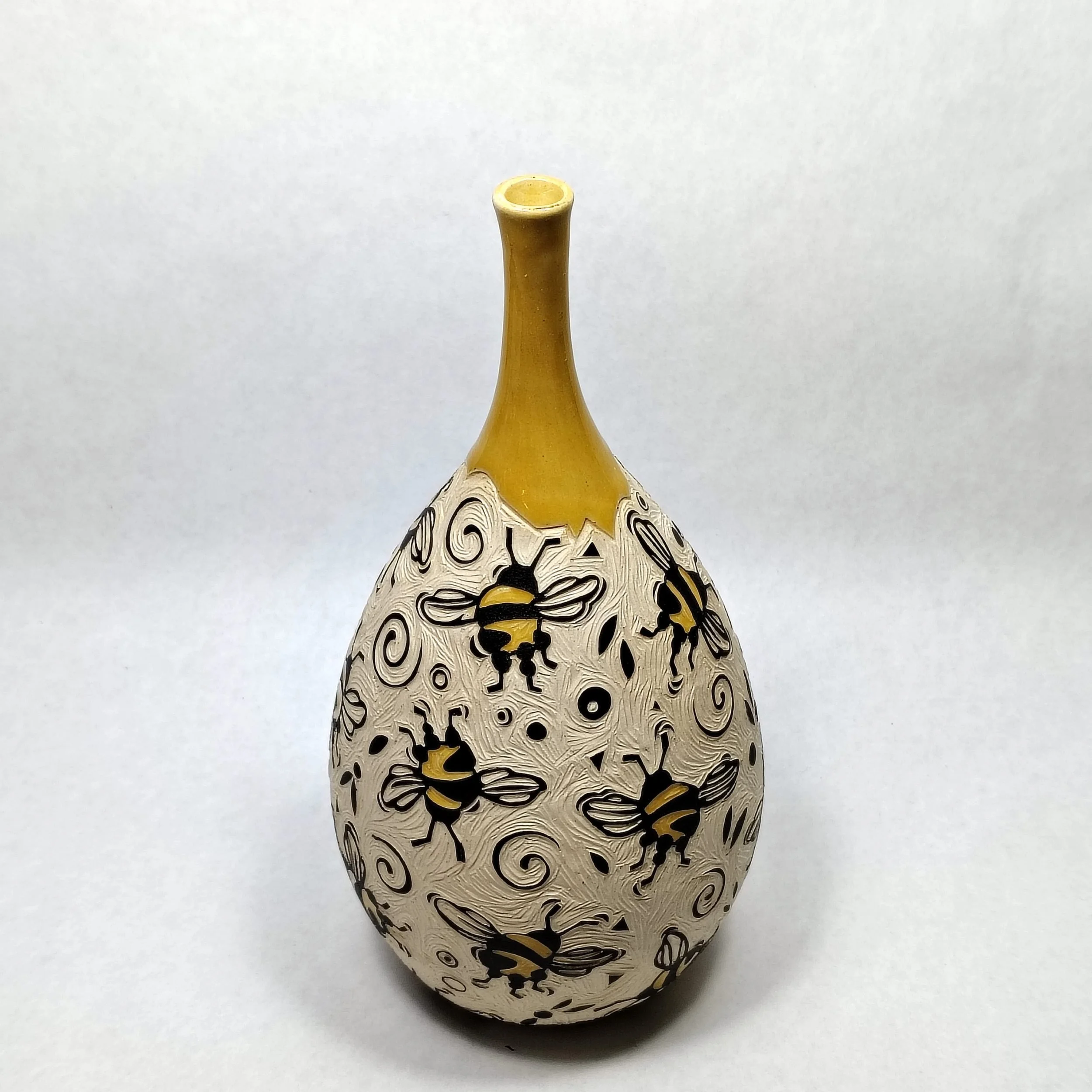 BE15-0048_VaseTumblingBumbleBeesTallThinNeckYellow_10_v1.jpg