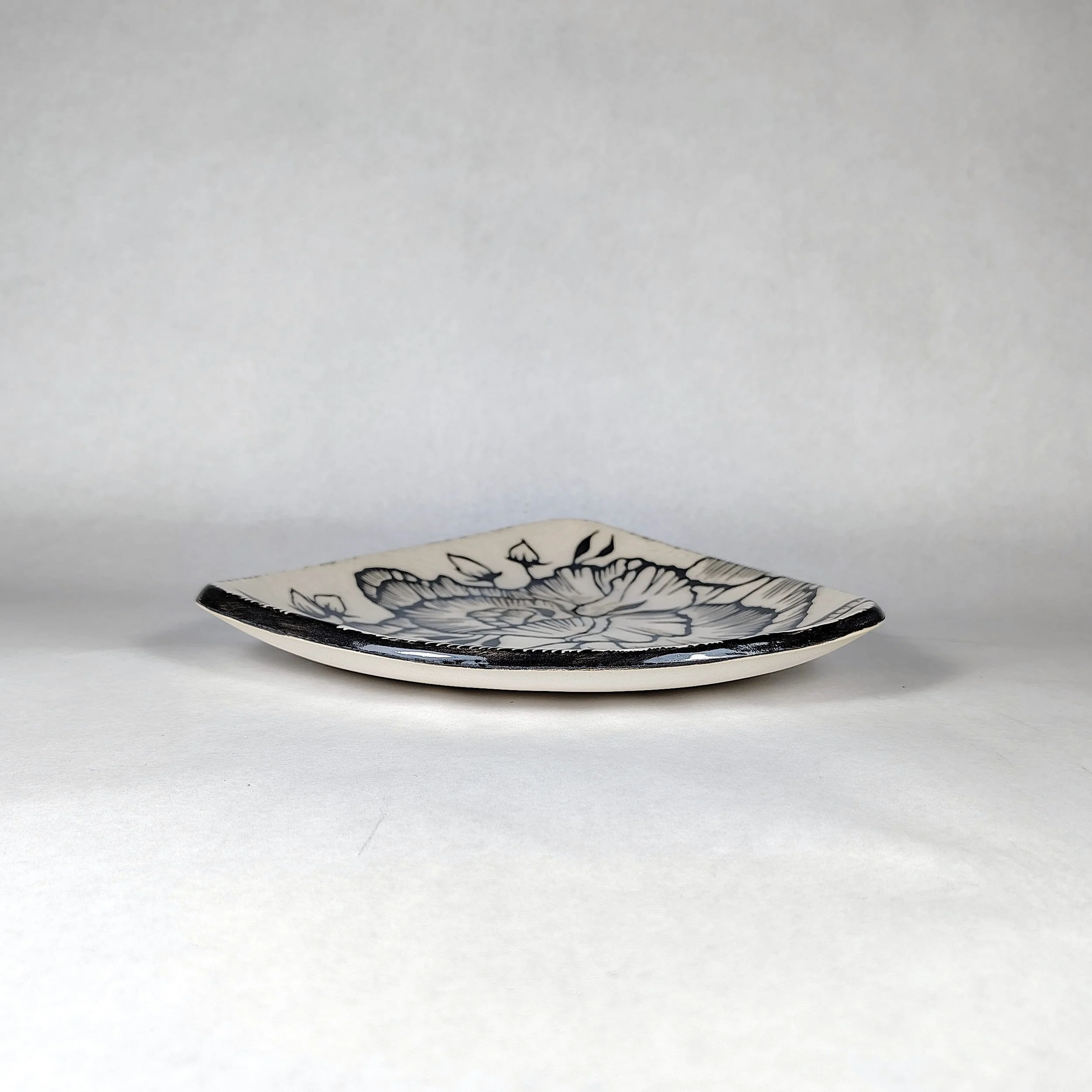 BE10-0023_PlateRanunculusTricorner3_10_v1.jpg
