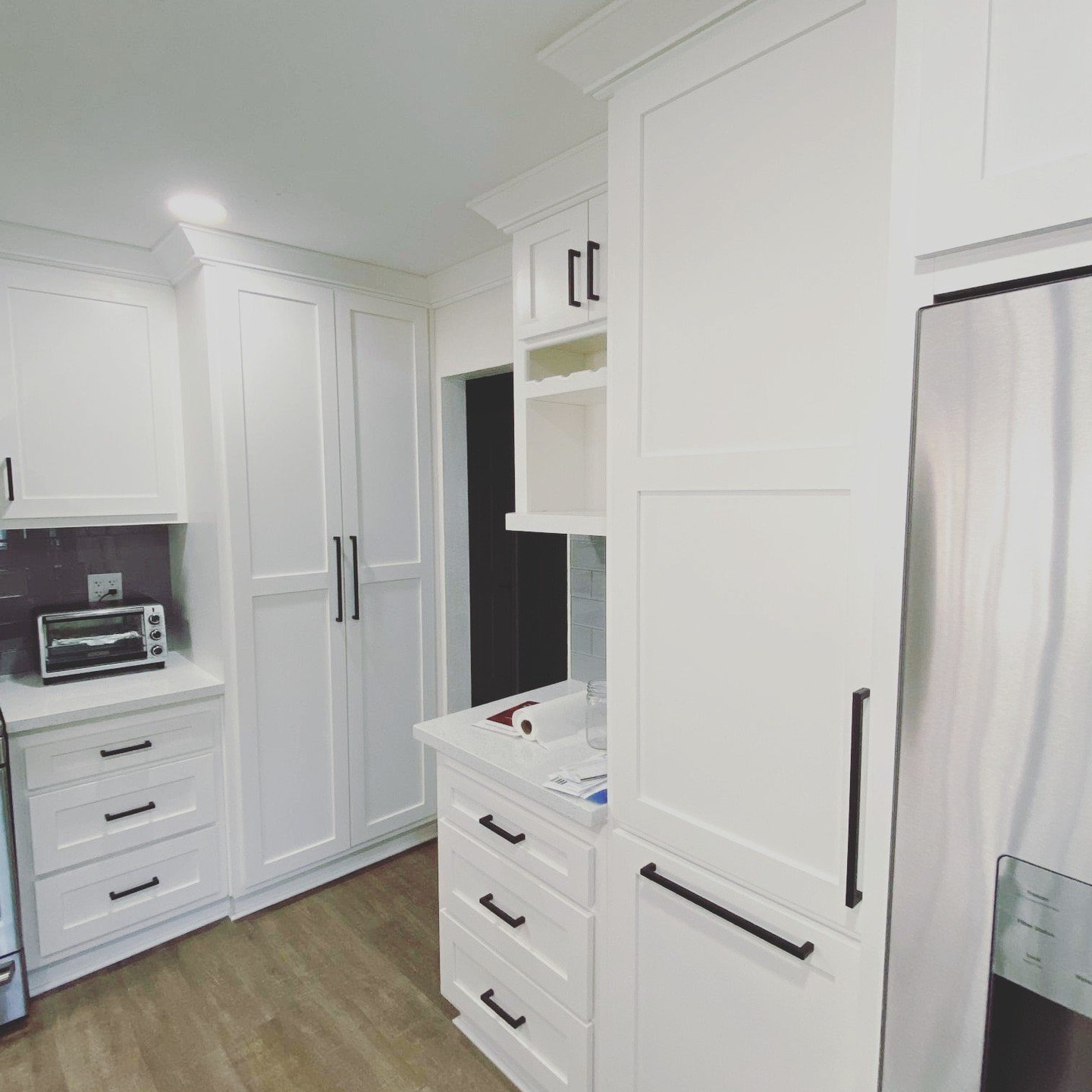 HEY INSTA FRIENDS ! FRIENDLY REMINDER ! WE HAVE VERIETY OF DESIGNS FOR YOUR KITCHEN CABINETS THAT WILL FIT YOUR HOME AESTHETIC! IF WE DONT HAVE WHAT YOUR LOOKING FOR BRING YOUR INSPIRATION PICTURE AND WE CAN CREATE IT FOR YOU . IF YOU HAVE ANY QUESTI