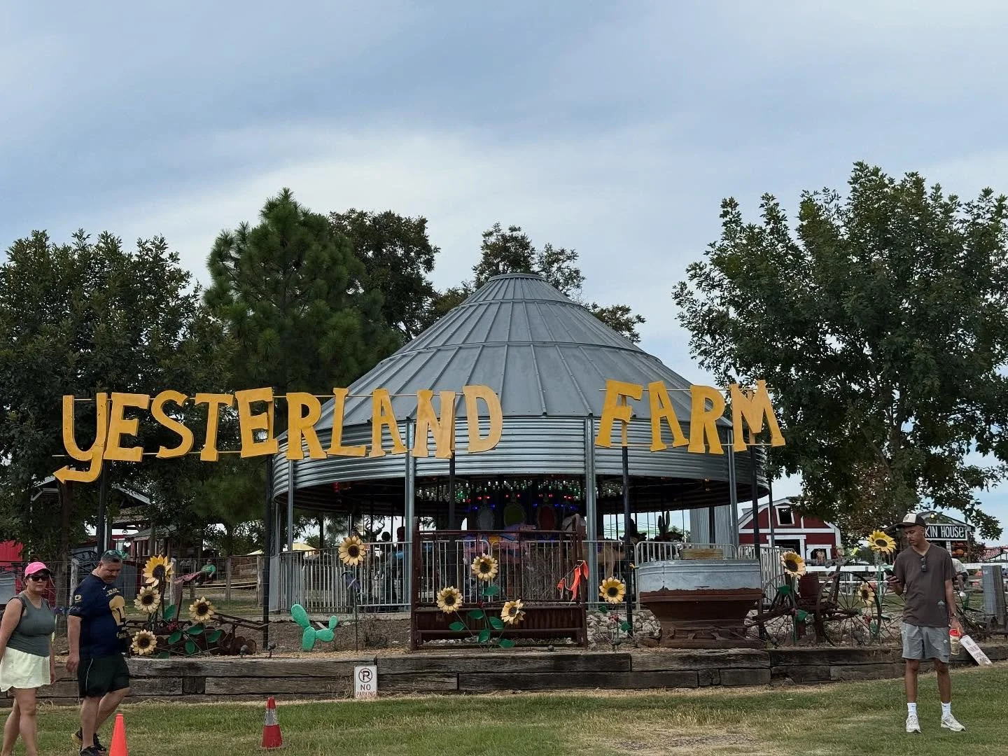Family fun day at @yesterlandfarm ! I’m always on the hunt for fun, family friendly things to do in and around Dallas. The Fall festival has just begun and we couldn’t miss out! Just a quick hour outside of Dallas In Canton and you’