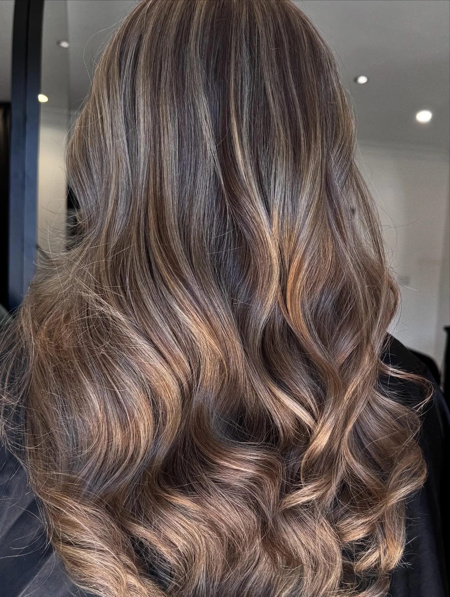 Ready to brighten up your week? Try a fresh blonde hair transformation! 🤩🩷