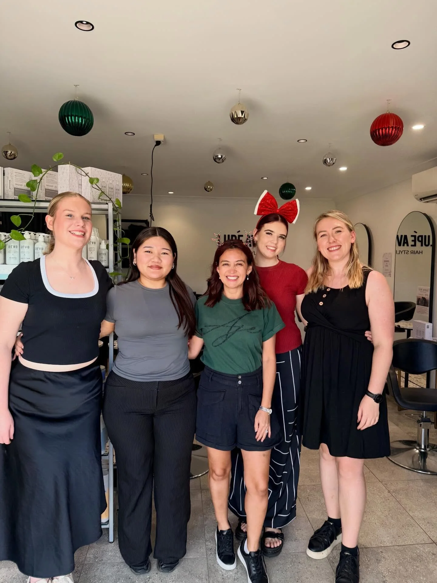 Christmas mode activated 🌟🎄

We can&rsquo;t wait to see you all in the salon this silly season ❤️💚
#muk #christmas #hair #sillyseason #merrychristmas