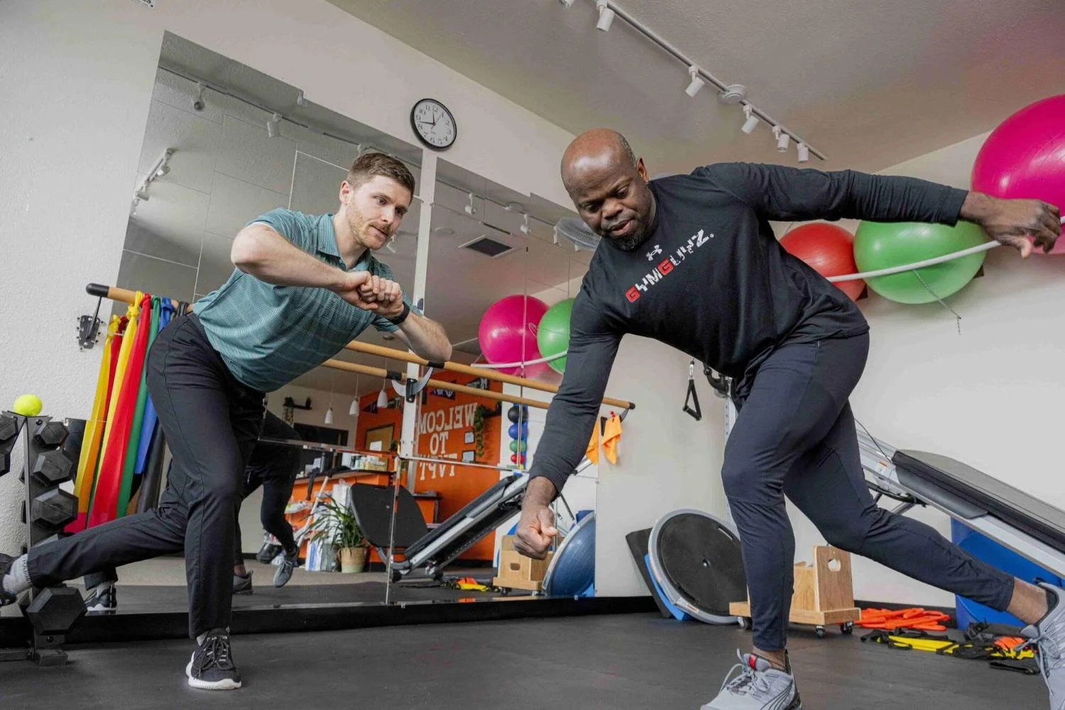 A physical therapist works with a patient on multi-planar leg exercises to build up resilience and become anti-fragile