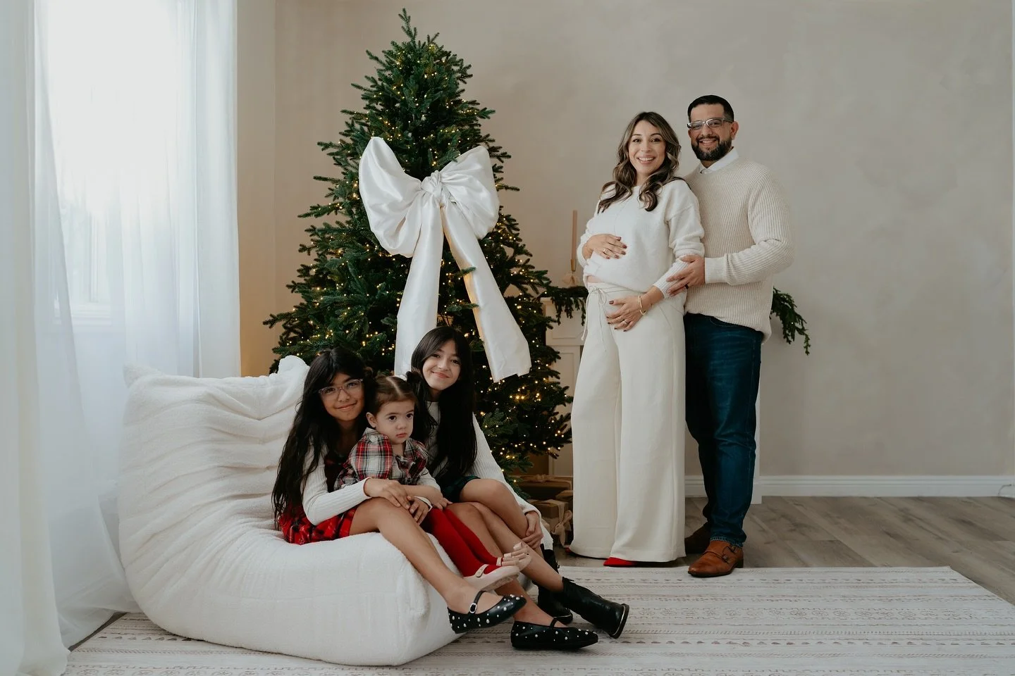 Happy November! The perfect time to get your family photos taken is now, and Estudio Elevada has you covered! We are offering holiday mini sessions on select dates (see our website for all the info) 🎄

Available dates:
Nov 8th 
10:30-12:30
Nov 15th
