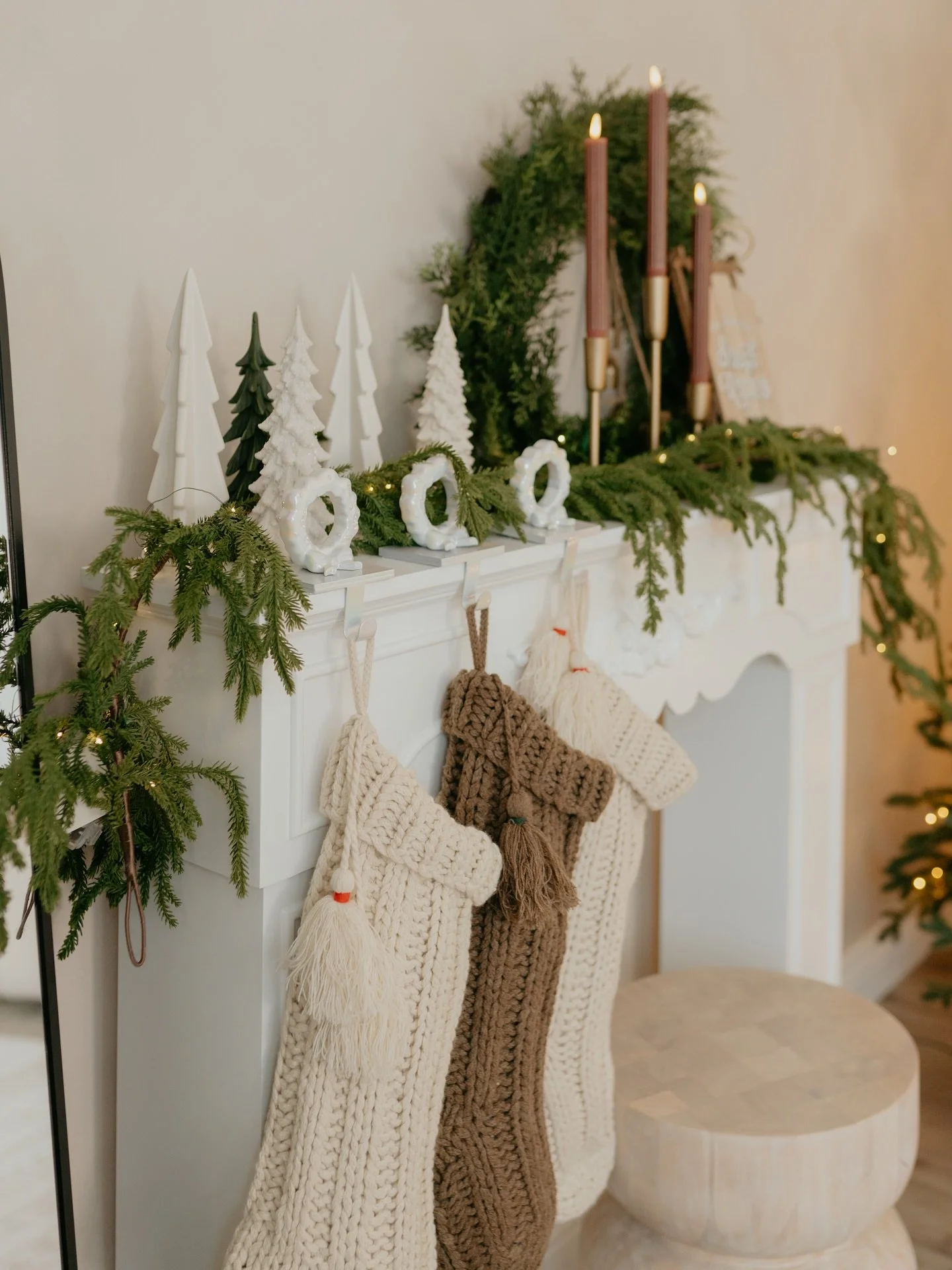 Added a few somethings to make the mantle feel cozy and home-y ✨🎄

#christmasatelevada #christmasdecor #christmasinspiration #photostudio #orangecountyphotographer #losangelesphotographers #orangecountyphotography #photostudio #contentstudio