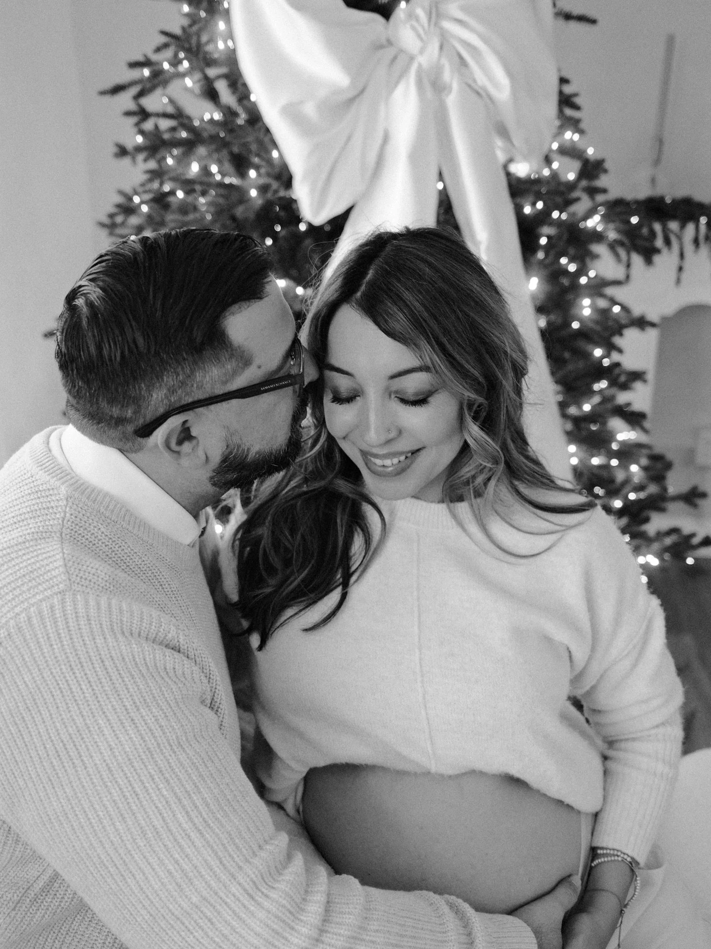 black + white photos just hit different ✨
Forever obsessing with this cozy Christmas session 💕

Couple: @dela.torre.elizabeth @dlt562 
📸: @a9.media