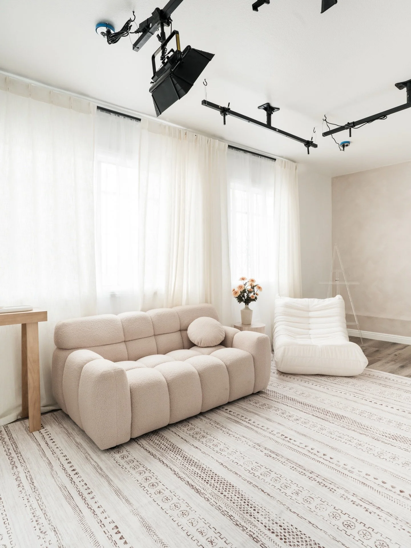 Back in the studio 🤍
2026 is already shaping up to be a beautiful year at Estudio Elevada.

Coming up soon in the studio:
- V-day Setup! (Coming next week!)
- Brand Portrait Headshots Minis Event (more details coming soon, if you&rsquo;re on the lis