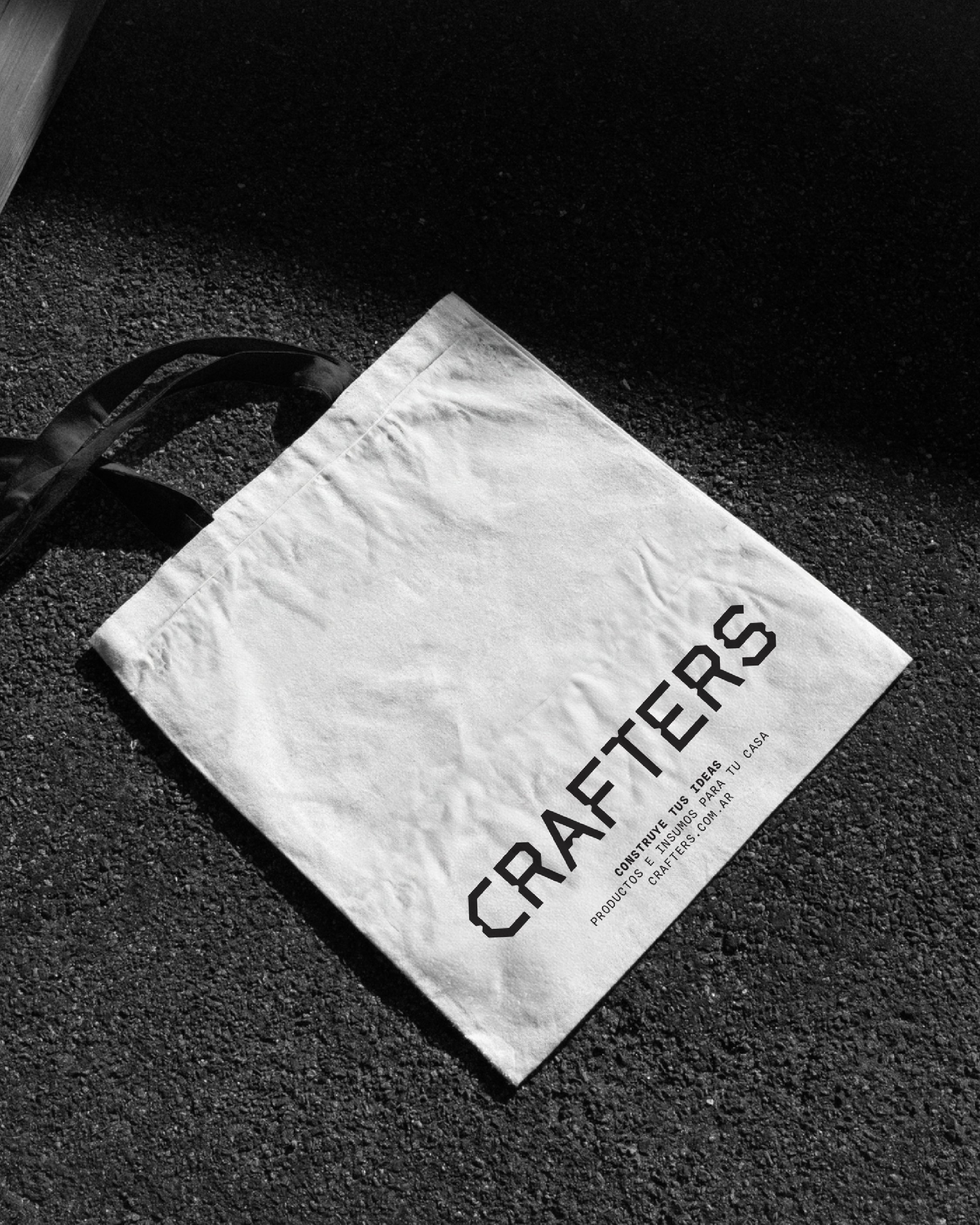Diseño de tote bag blanca con manijas negras para Crafters @crafters.ofertas