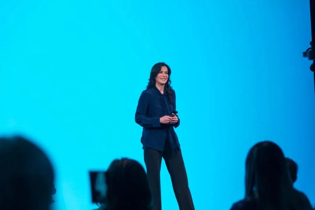 No tienes que entenderlo todo hoy.
La certeza no vive en el final del camino,
vive en ese paso que sabes que no puedes seguir evitando.
Date permiso para darlo hoy.

#Patriciavelasquez #Certainty #certeza