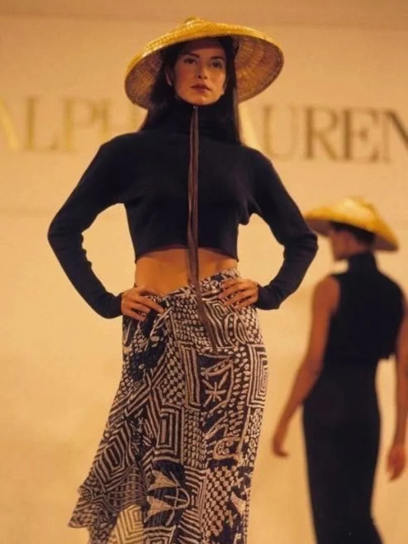 Being part of the fashion world was not just about captivating poses and stunning clothes, but about being something bigger, something that drives you to constantly push boundaries and celebrate creativity in all its forms.

Formar parte del mundo de