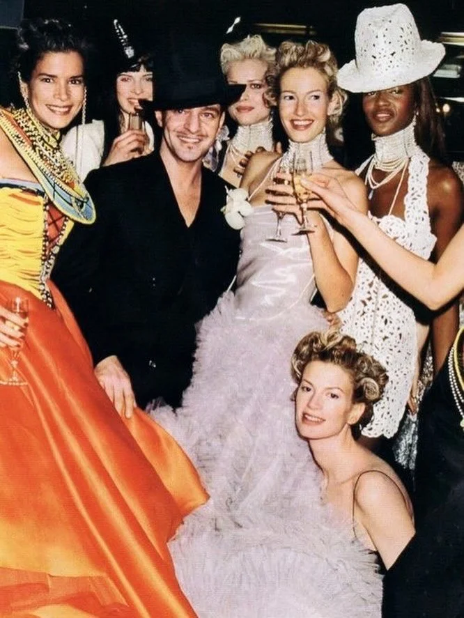 Repost from @supermodels_90s_80s
&bull;
#johngalliano #supermodels #runway #90sfashion #90s 💃🏻💫❤️&zwj;🔥💥🤍