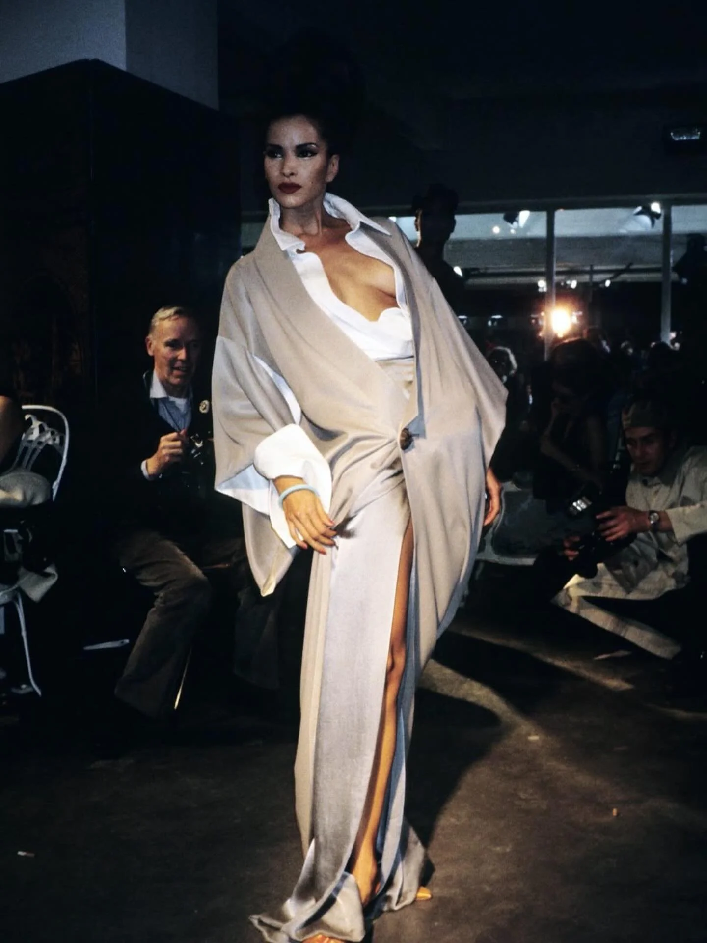 Repost from @supermodels_90s_80s
&bull;
#johngalliano #supermodels #runway #90sfashion #90s 💃🏻💫❤️&zwj;🔥💥🤍