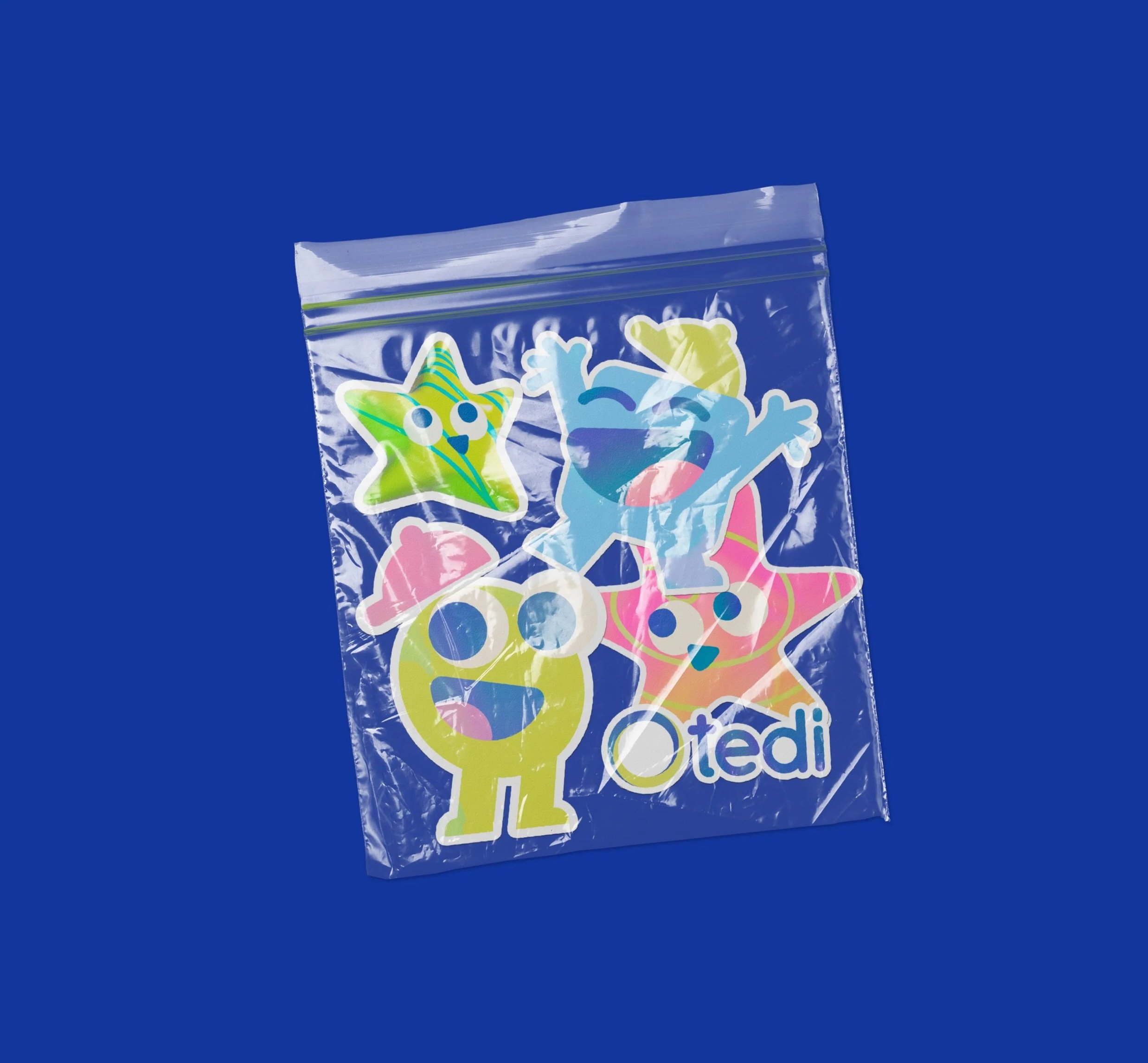 Colorful stickers on a clear plastic bag against a blue background. Tedi vanguardia en sindrome de down